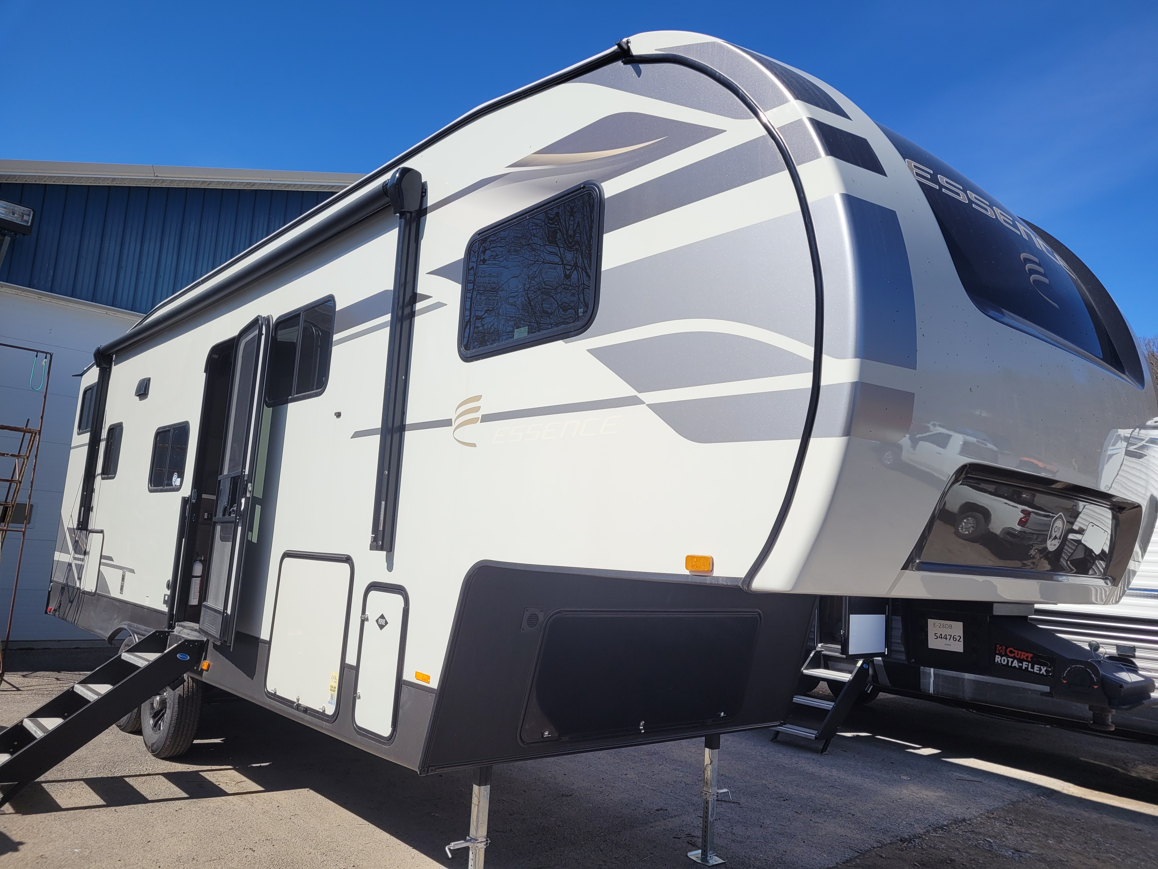 2025 Cruiser Essence E-28DB
