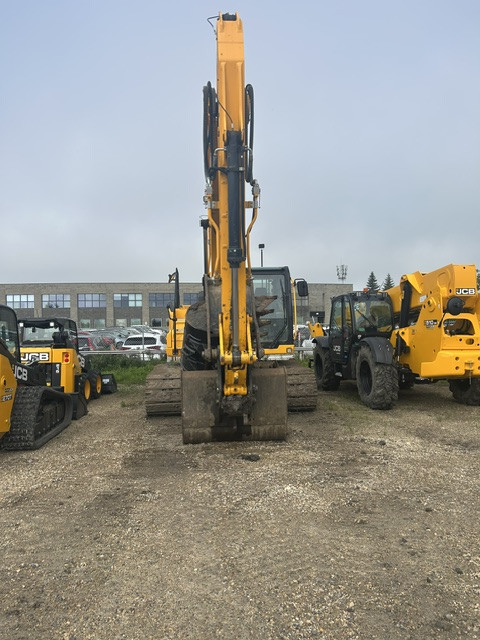 2023 JCB 220X LC