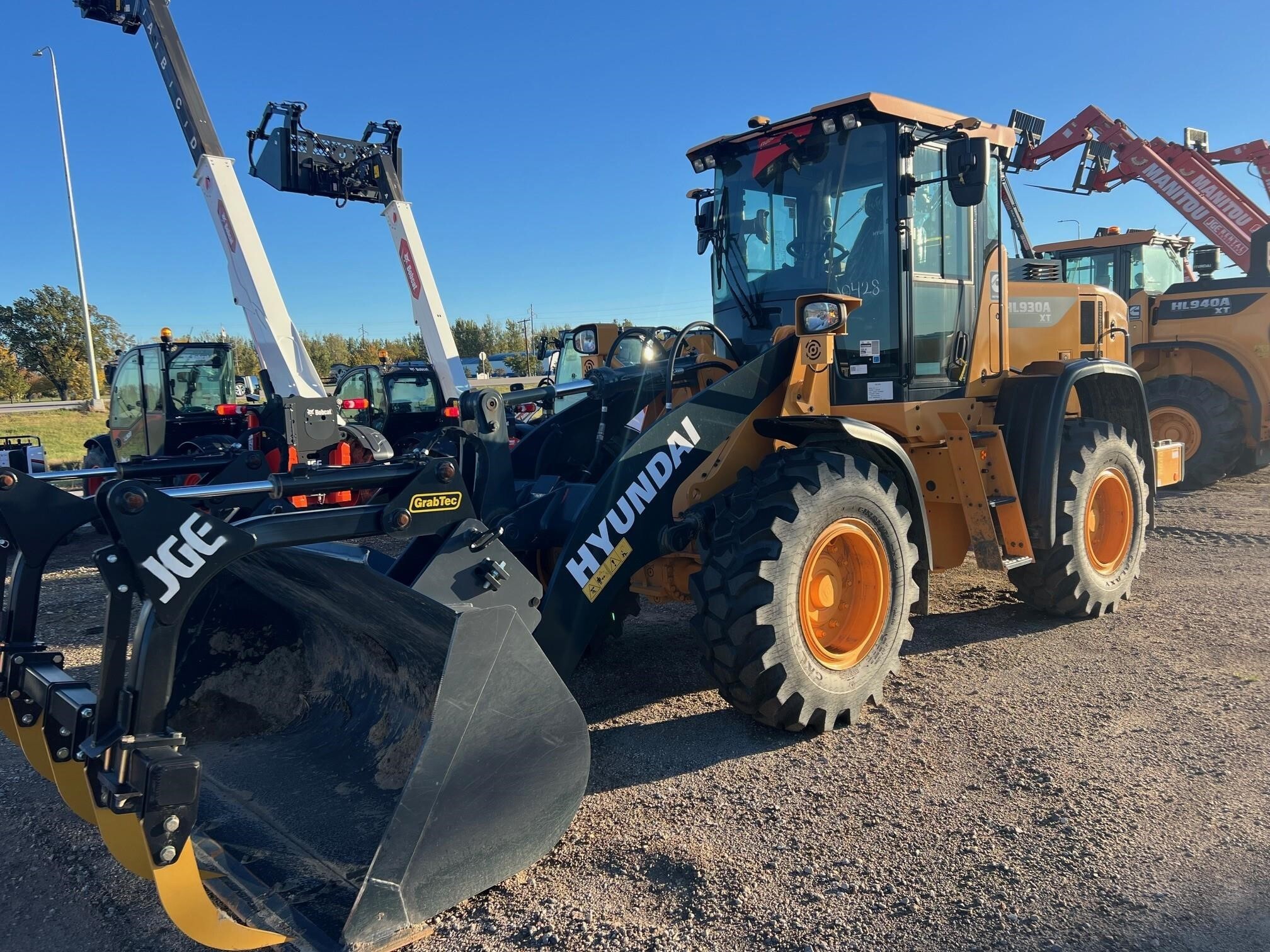 Photo of a 2025 Hyundai HL930AXT