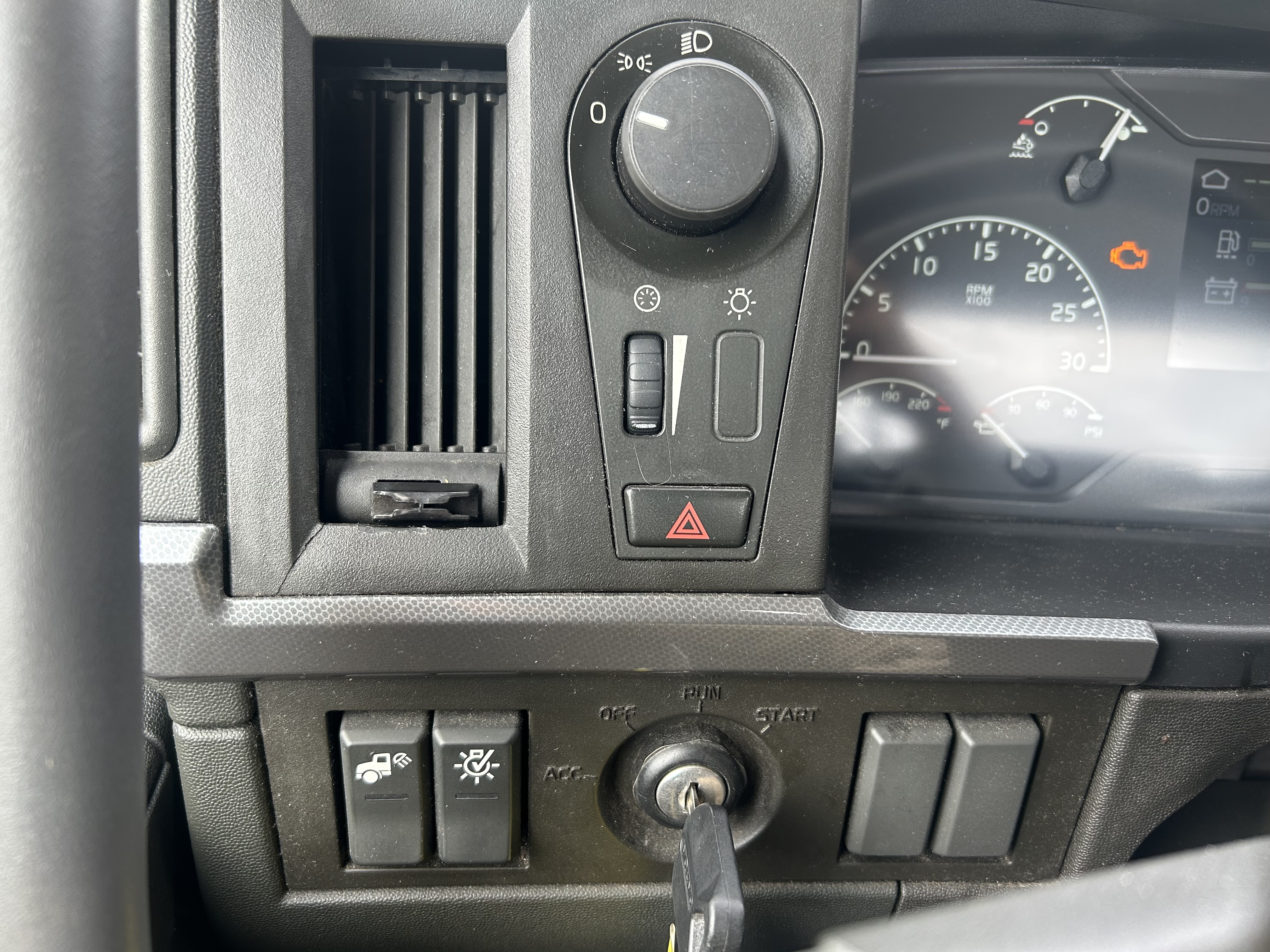 2023 Volvo VNL64T