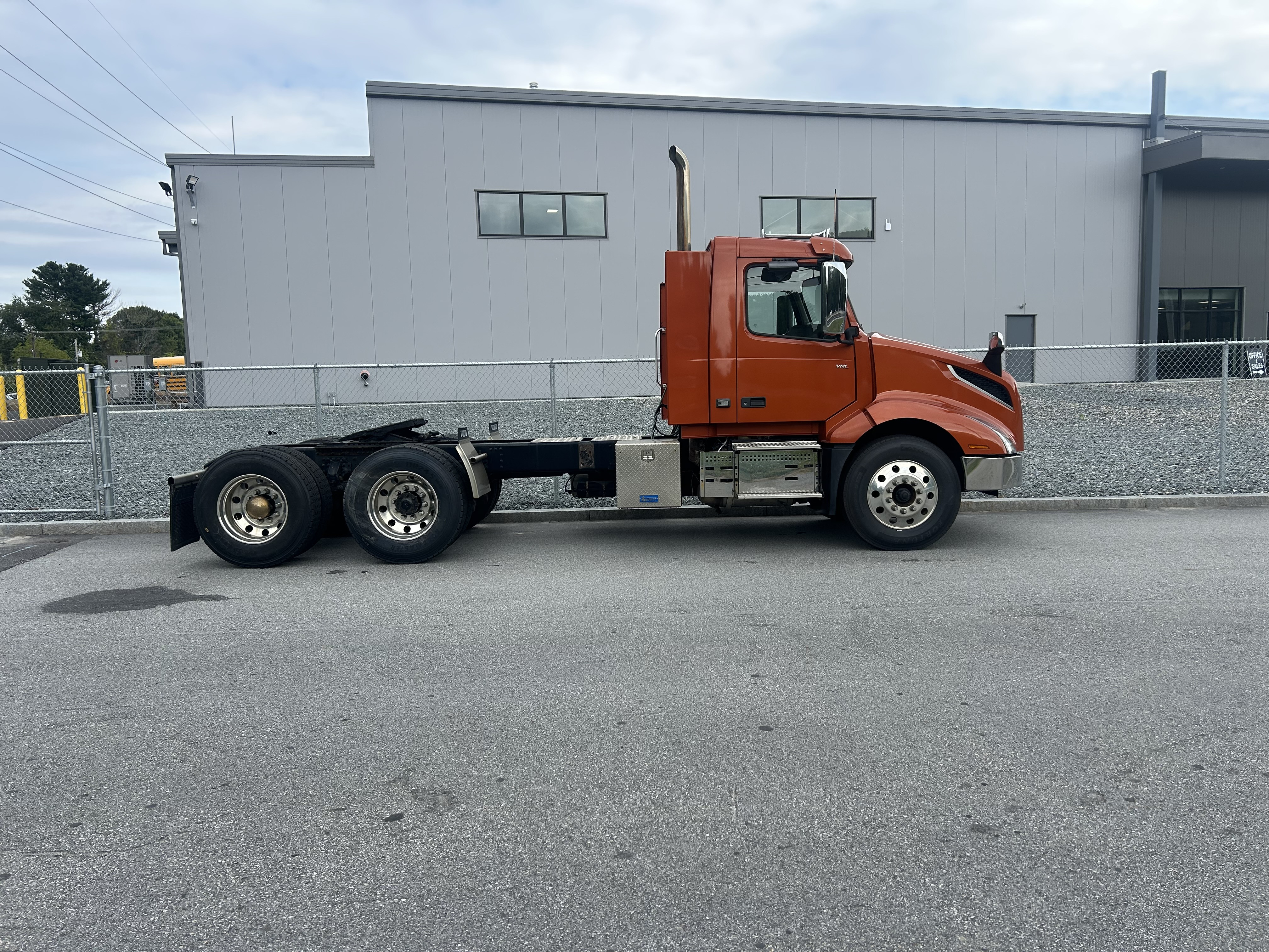 2023 Volvo VNL64T