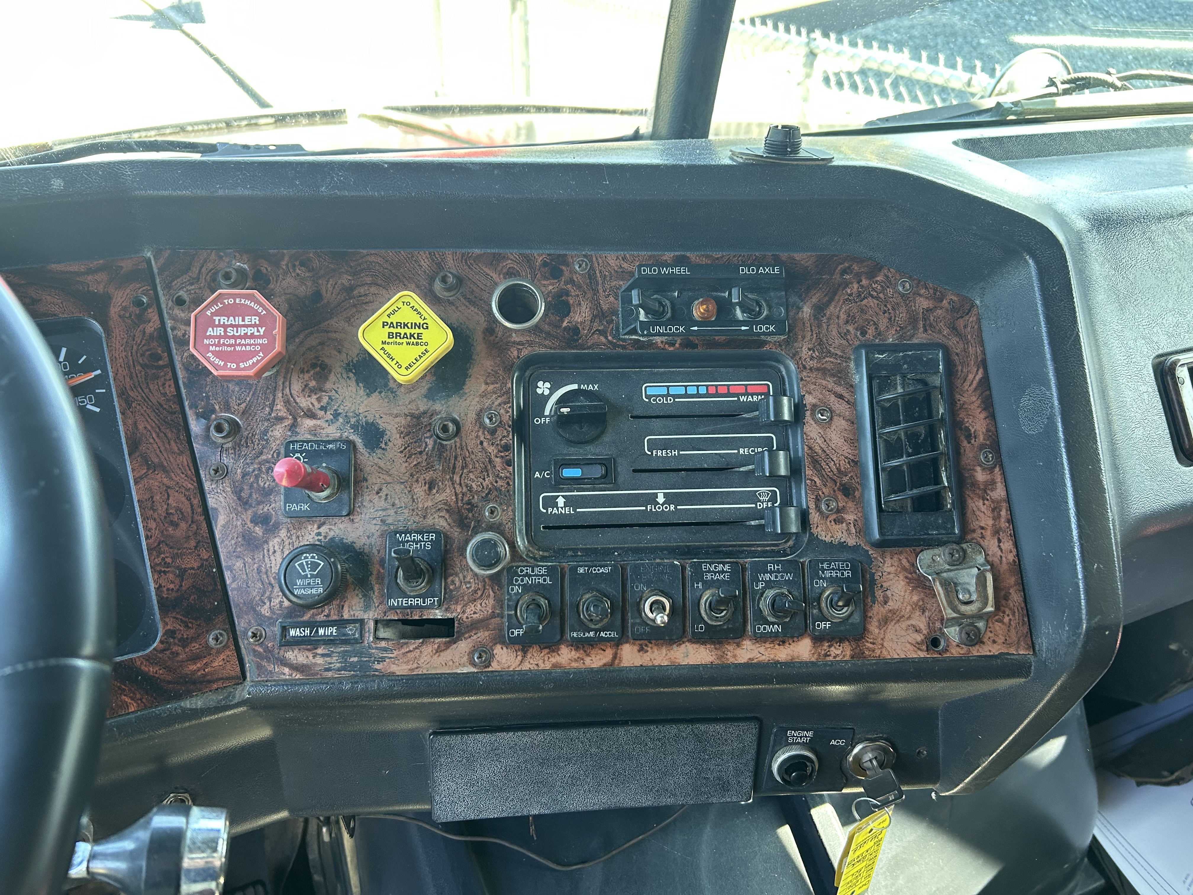 2001 Volvo Autocar ACL