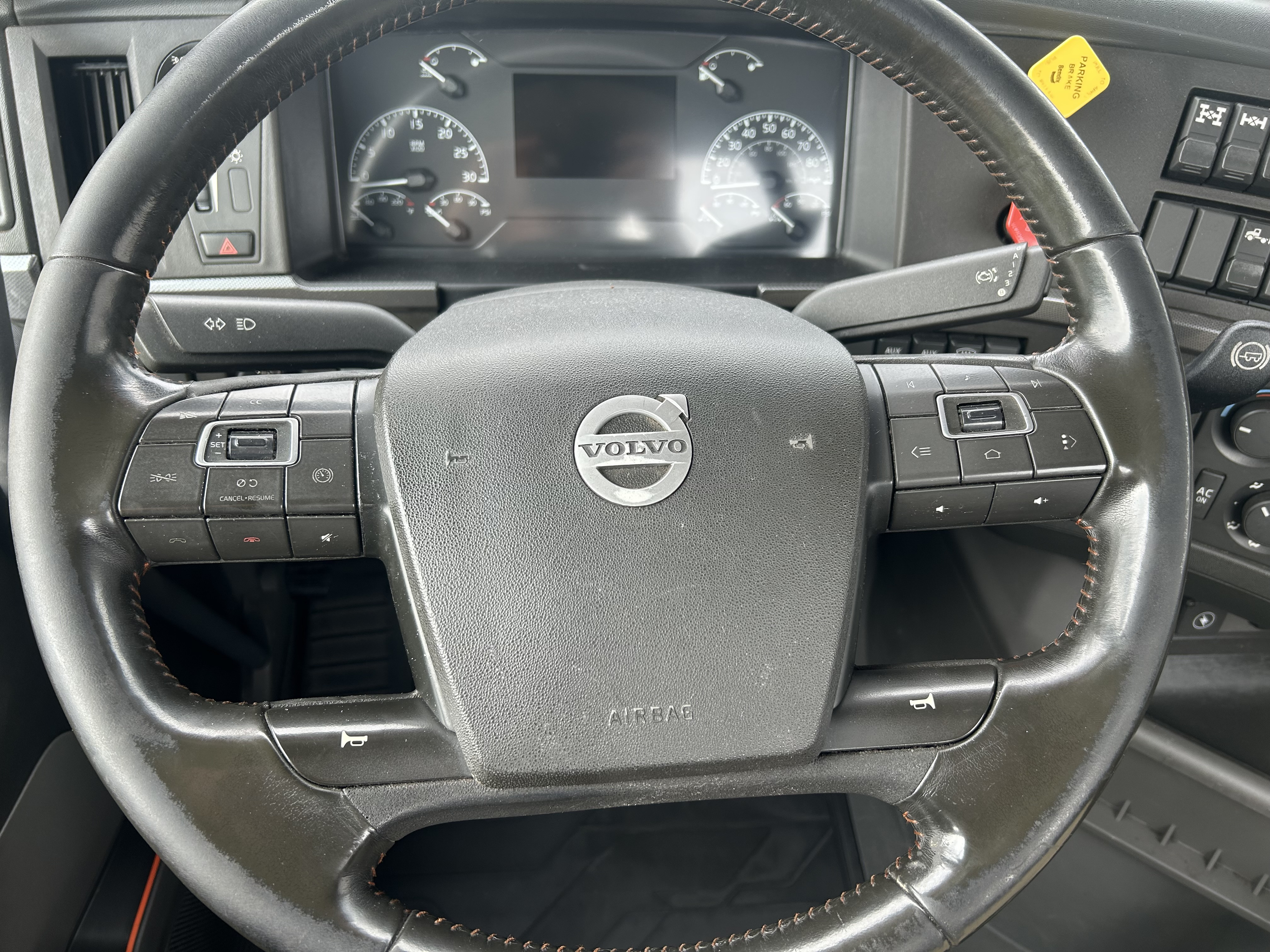 2023 Volvo VNL64T