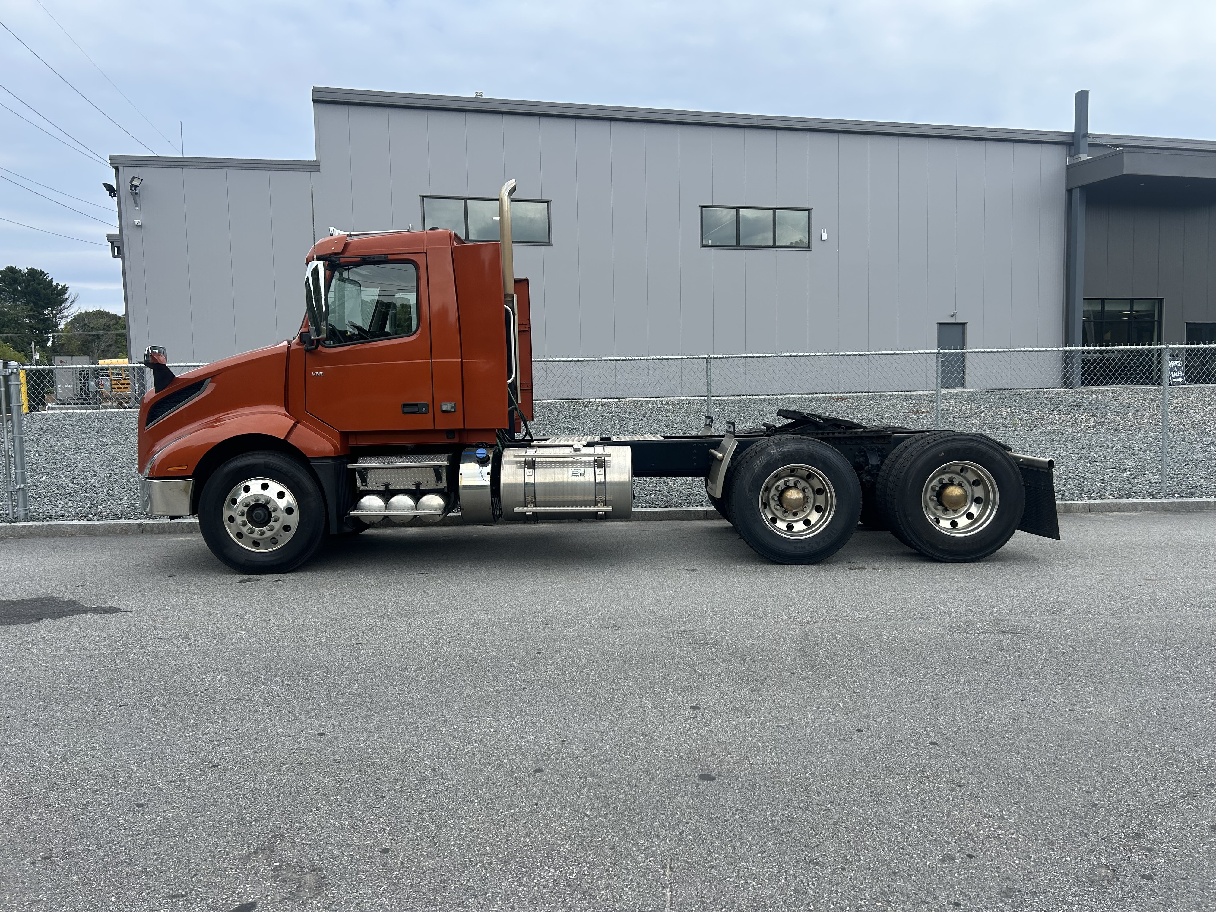 2023 Volvo VNL64T
