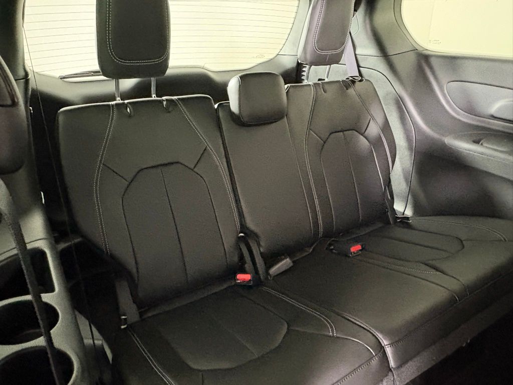 2026 Chrysler Pacifica Select - Photo 18
