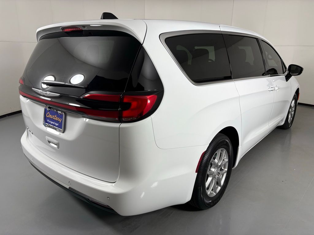 2026 Chrysler Pacifica Select - Photo 8