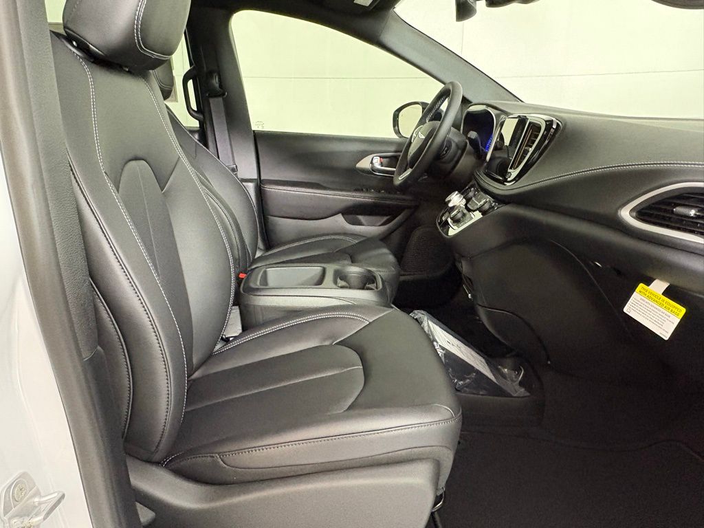2026 Chrysler Pacifica Select - Photo 13