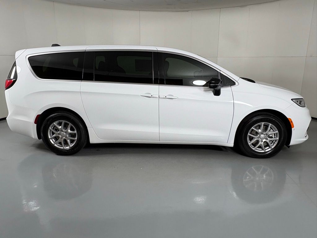 2026 Chrysler Pacifica Select - Photo 9