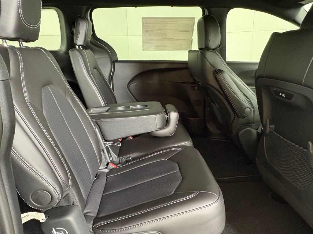 2026 Chrysler Pacifica Select - Photo 16