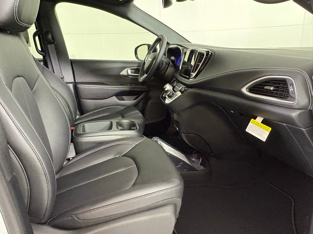 2026 Chrysler Pacifica Select - Photo 14