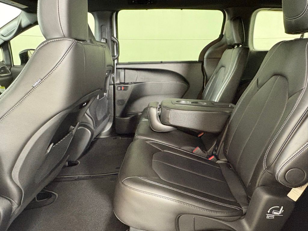 2026 Chrysler Pacifica Select - Photo 38