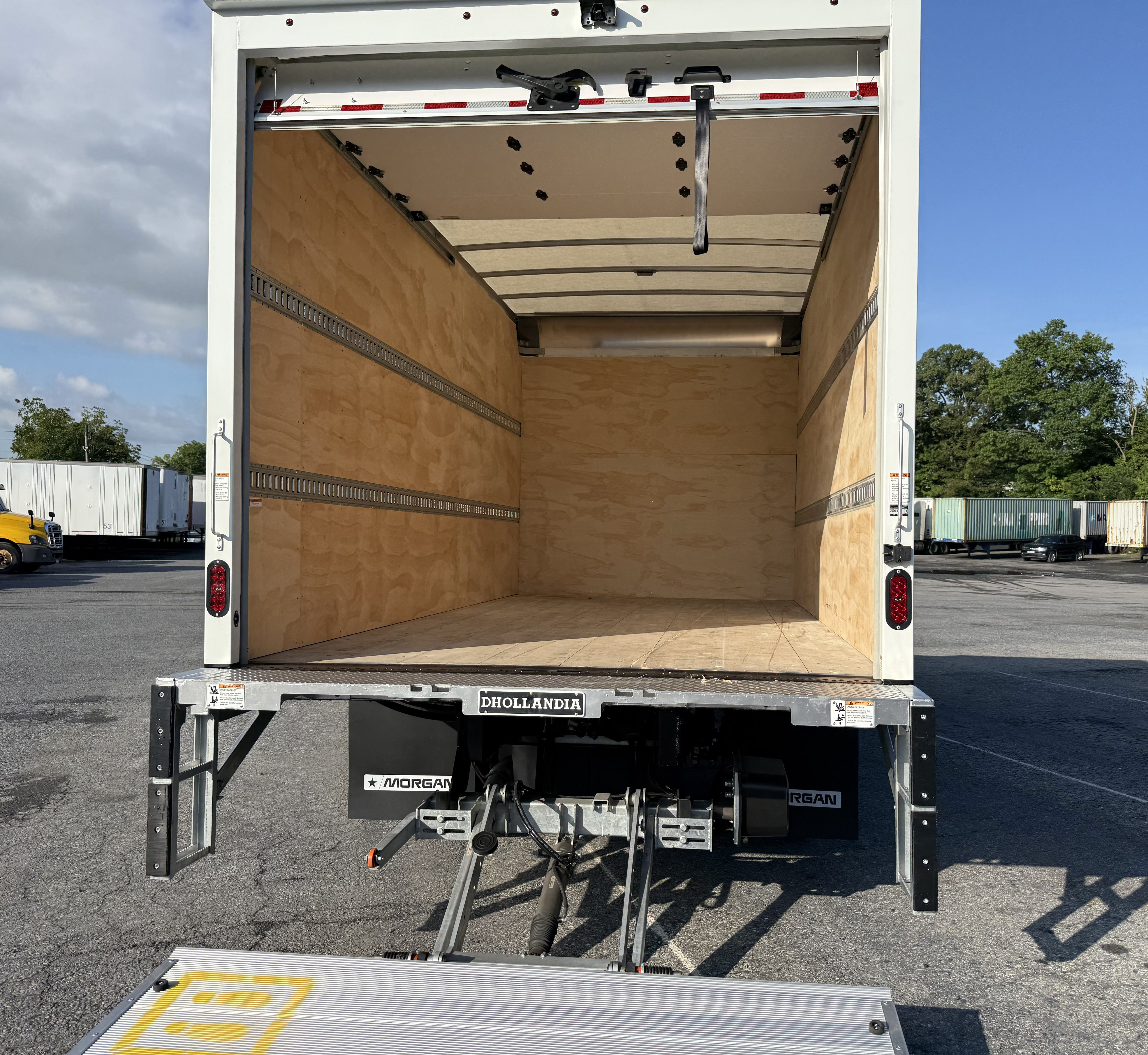 2025 Isuzu NRR GAS