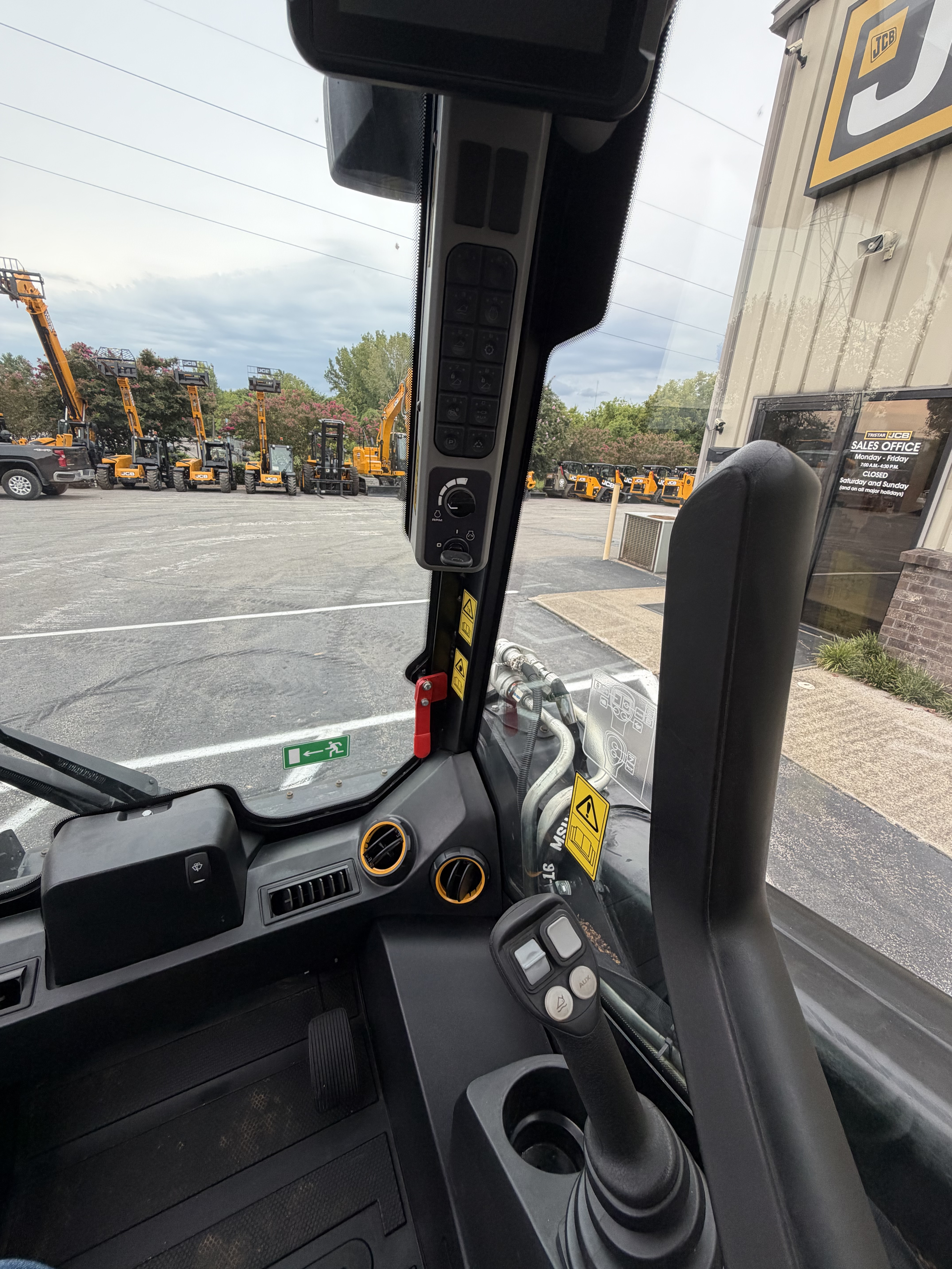 2025 JCB 300