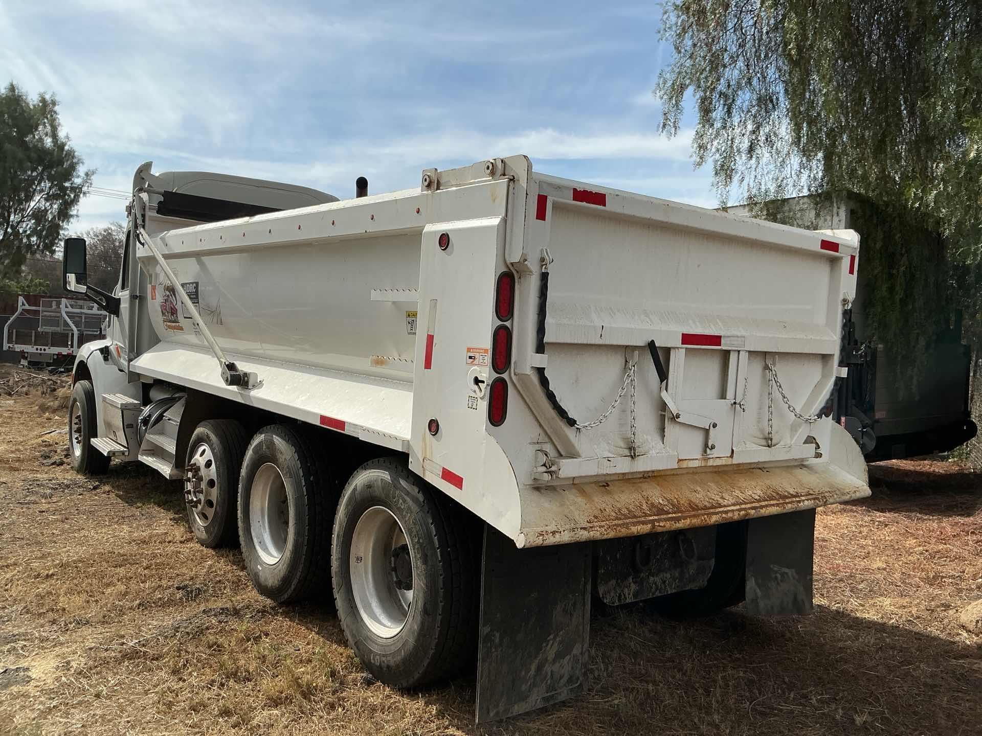 Photo of a 2016 Peterbilt 579