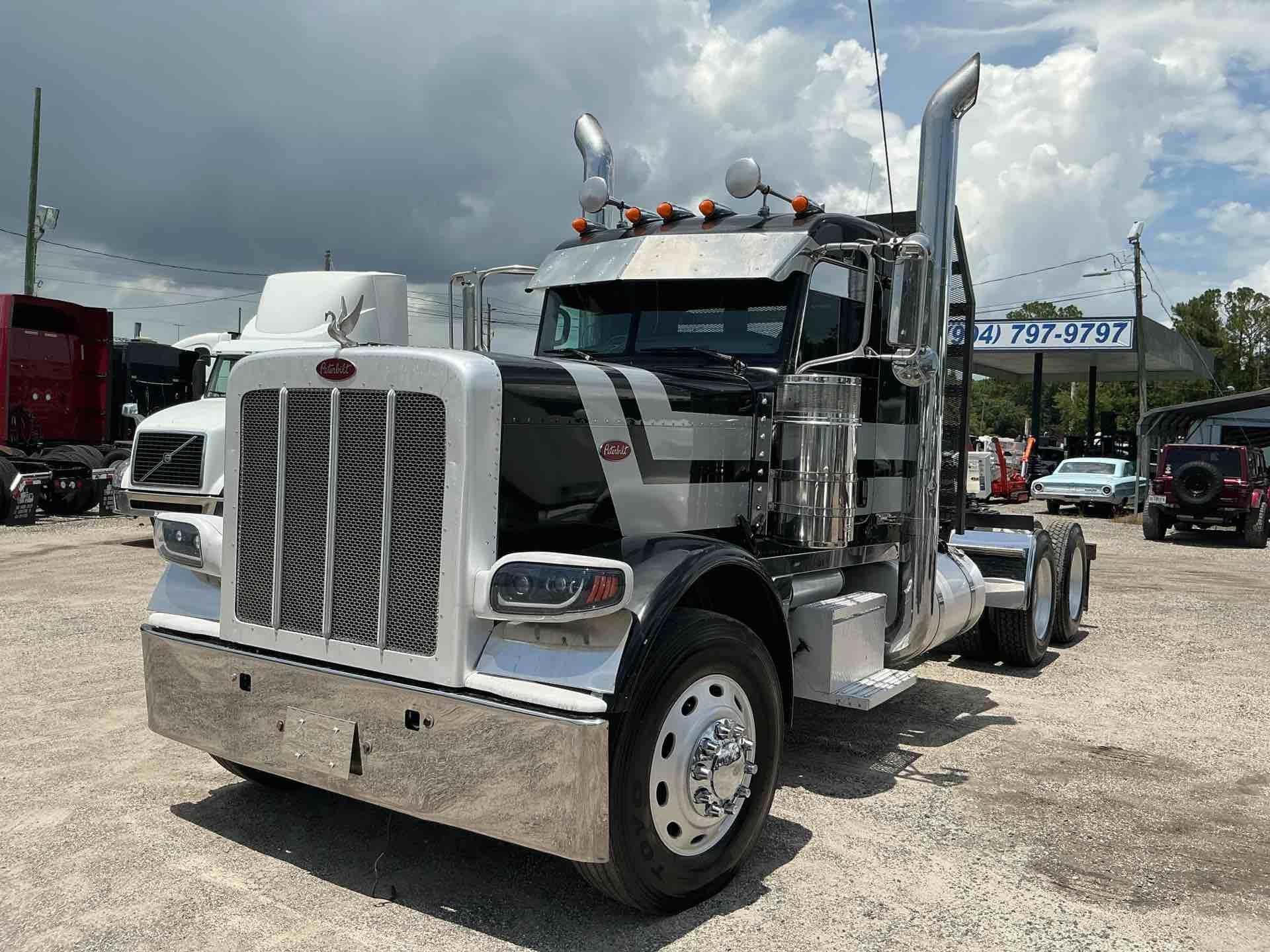 Photo of a 2012 Peterbilt 389