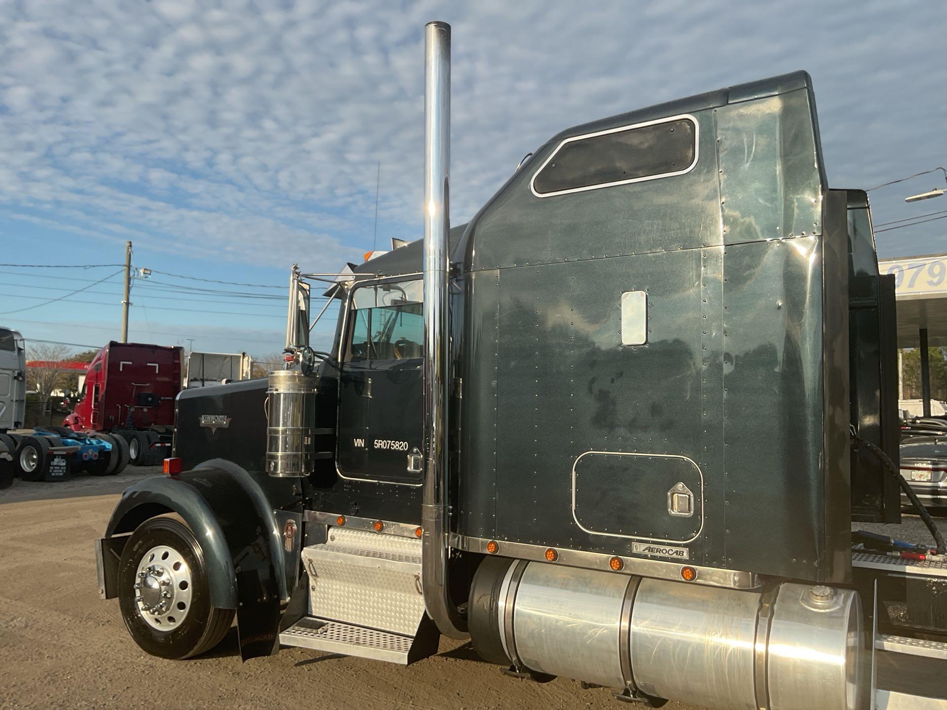 2005 Kenworth W900B