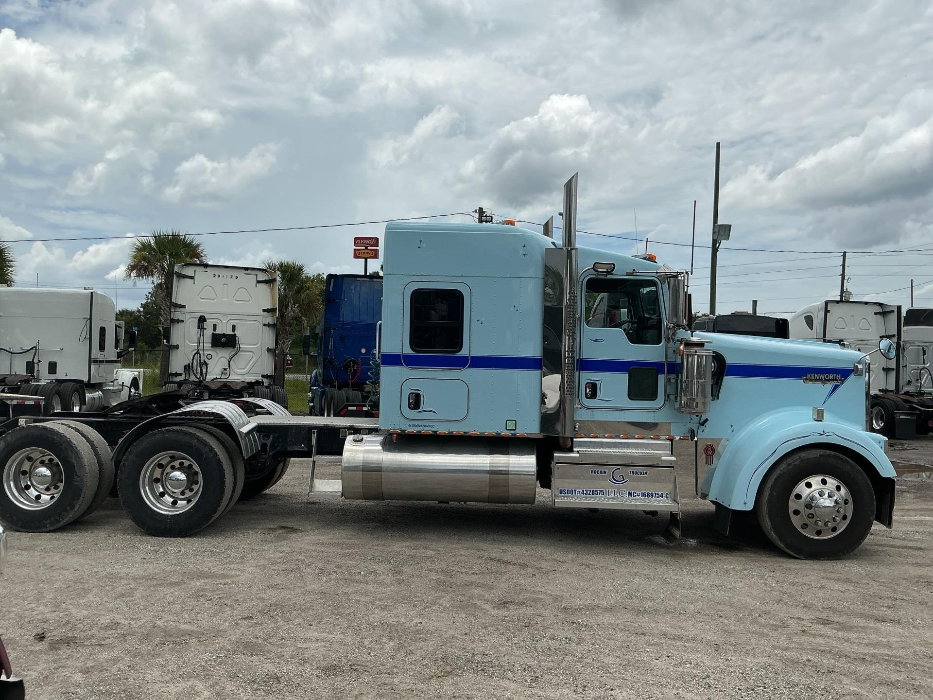 2021 Kenworth W900