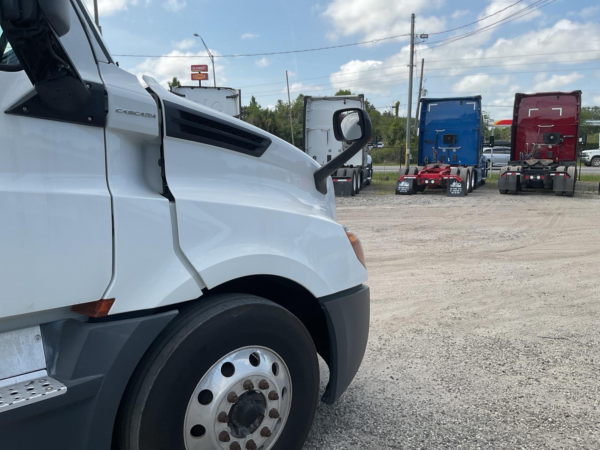 2020 Freightliner Cascadia 126