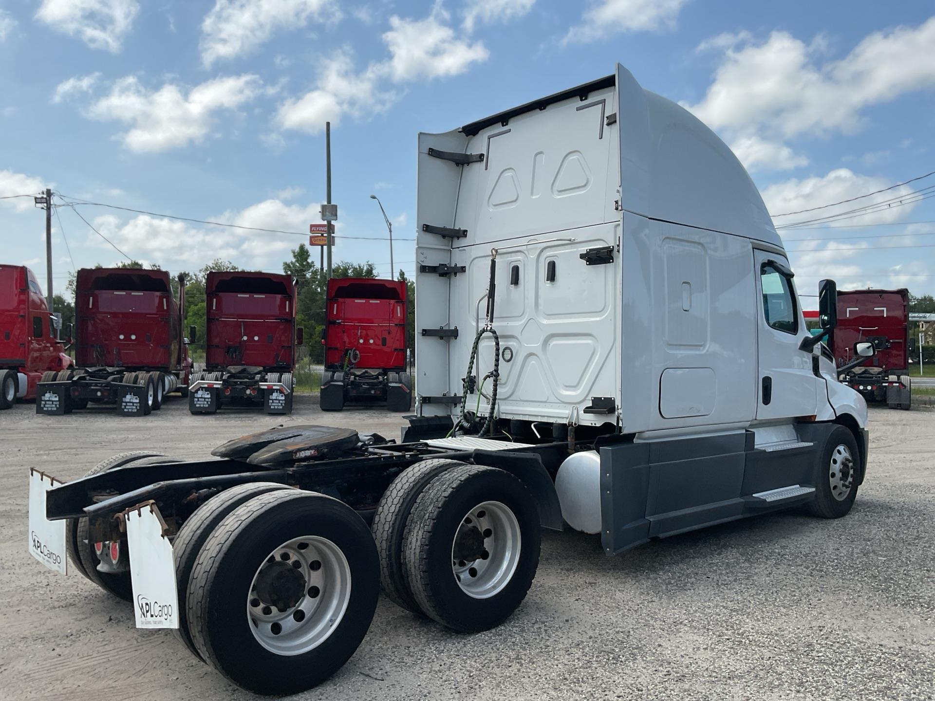 2020 Freightliner Cascadia 126