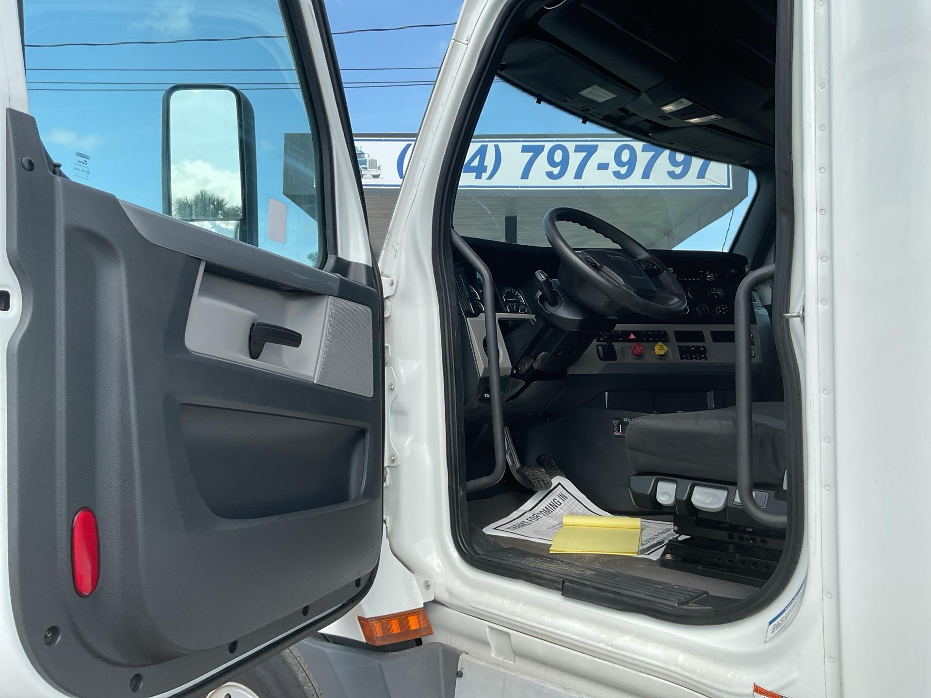 2020 Freightliner Cascadia 126