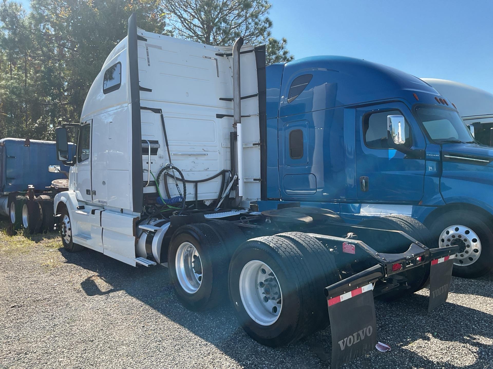 2015 Volvo VNL670