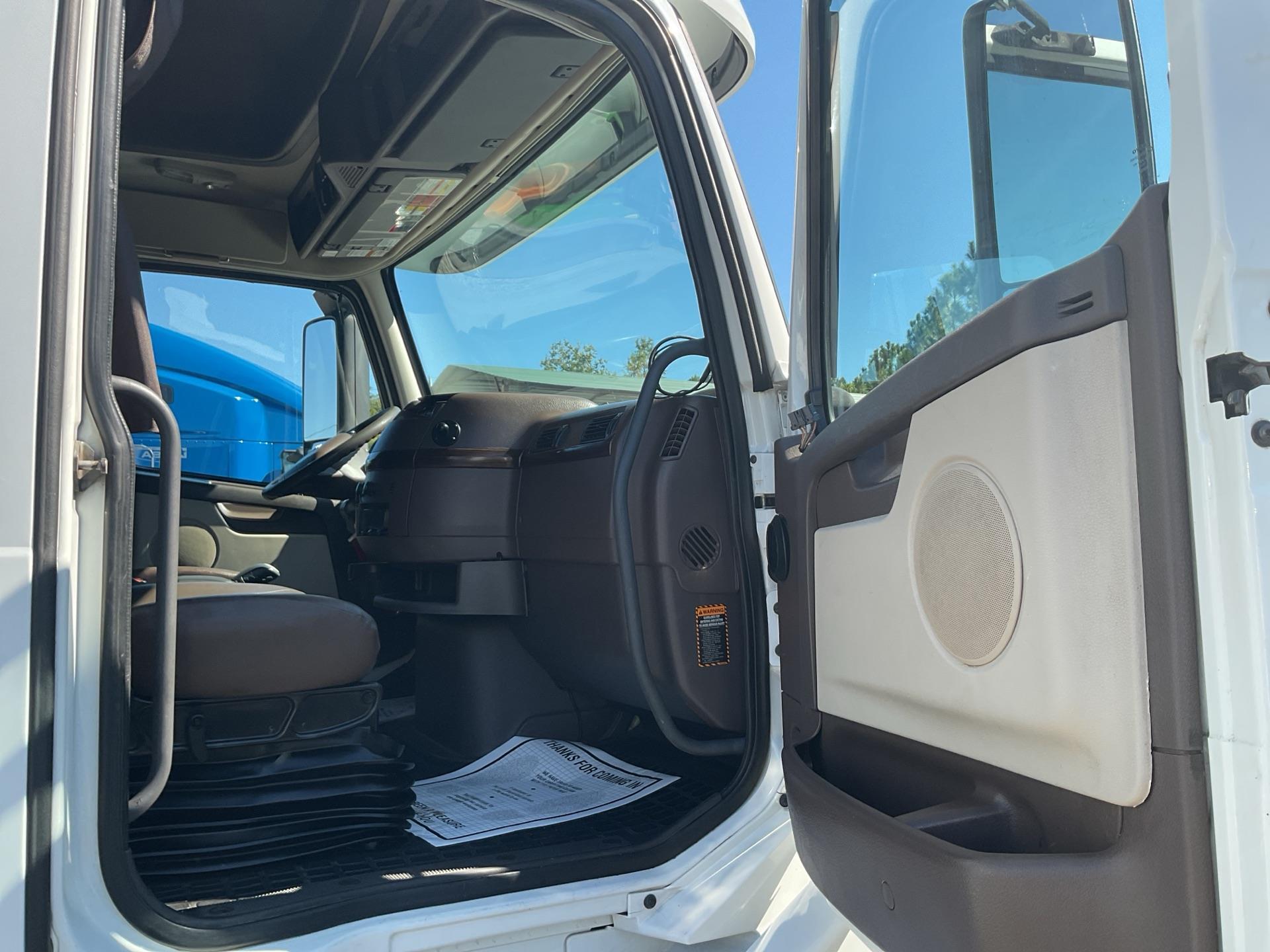 2015 Volvo VNL670