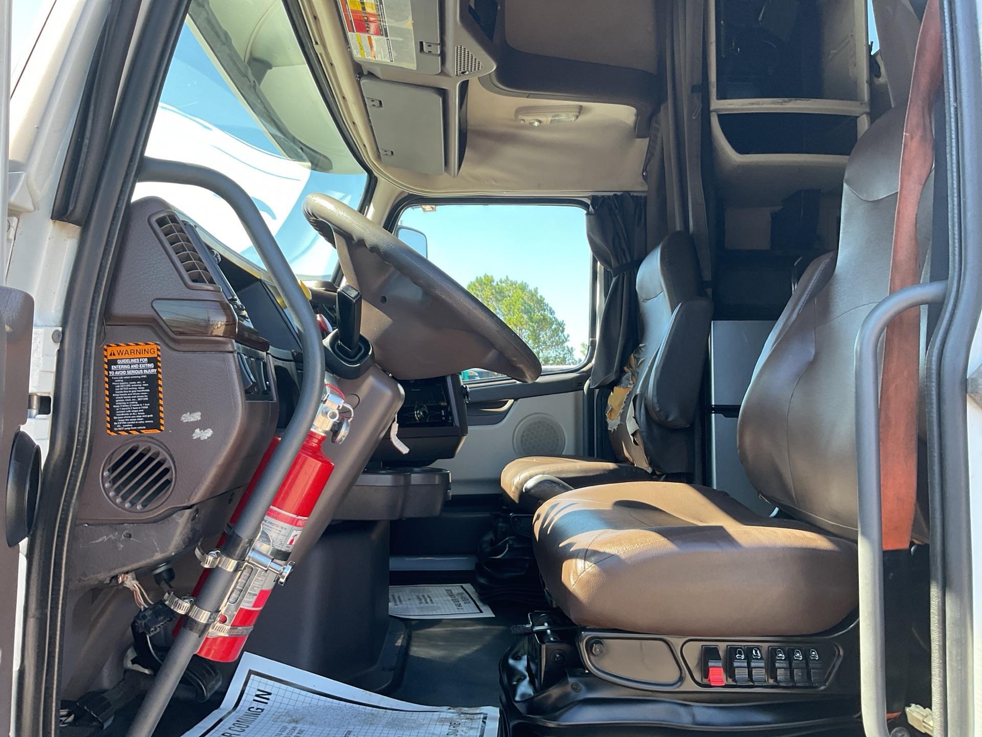 2015 Volvo VNL670