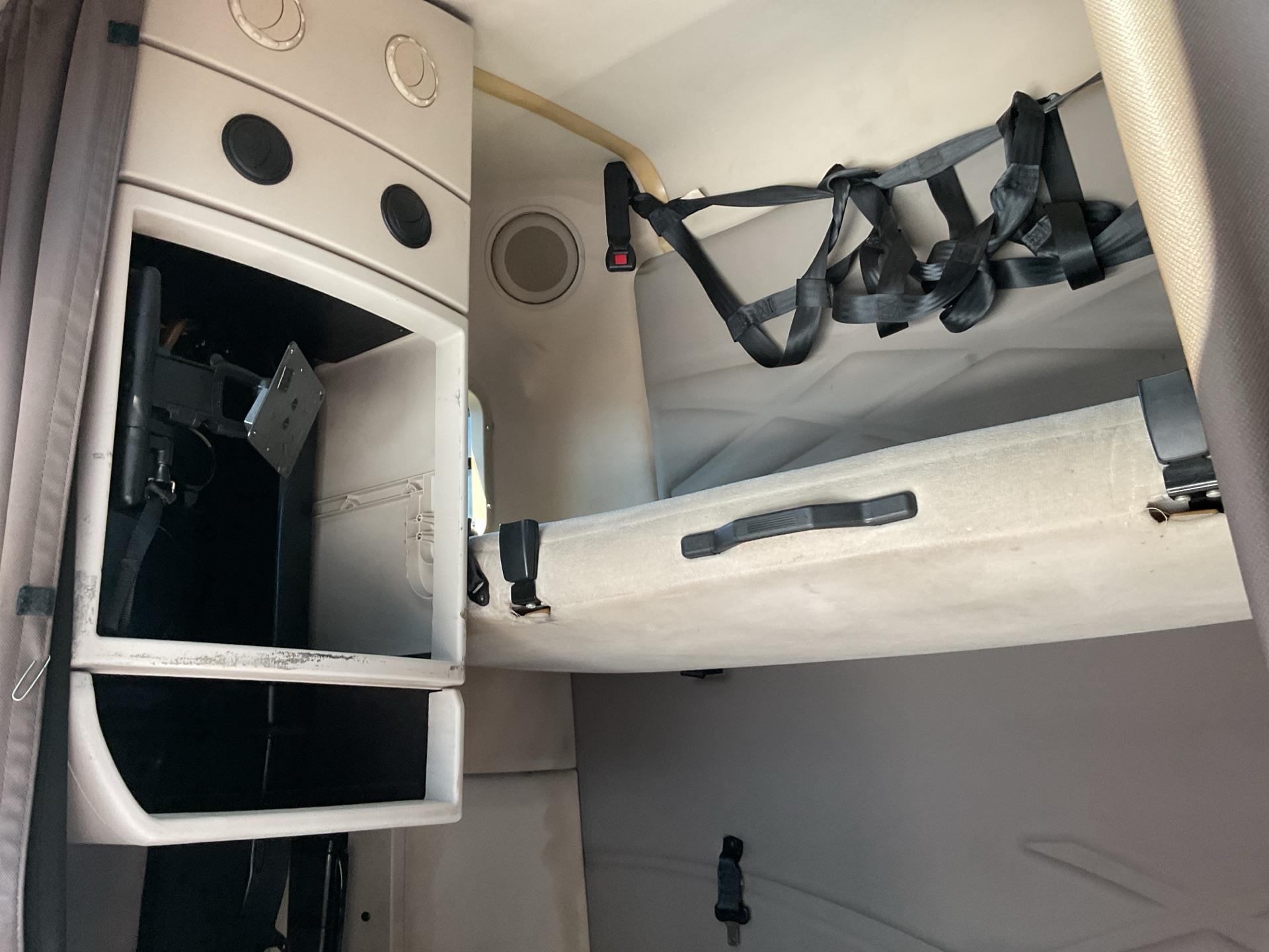 2015 Volvo VNL670