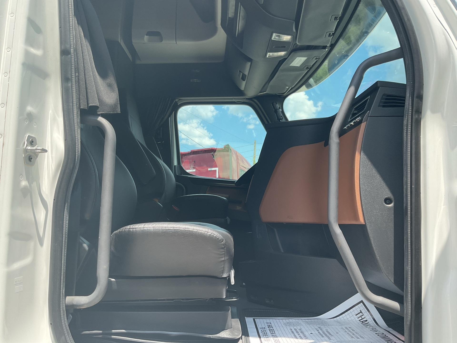 2021 Freightliner Cascadia 126