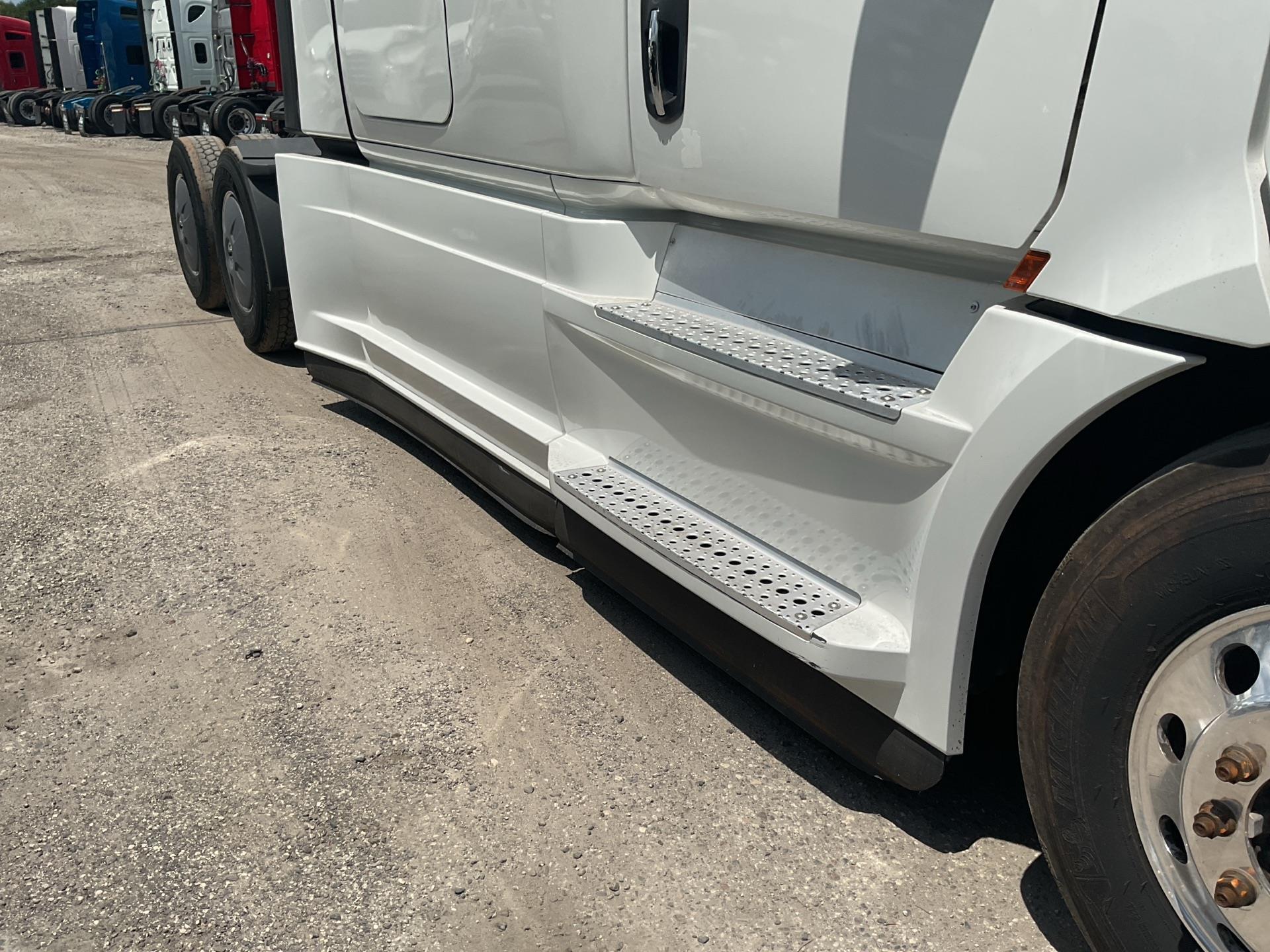 2021 Freightliner Cascadia 126