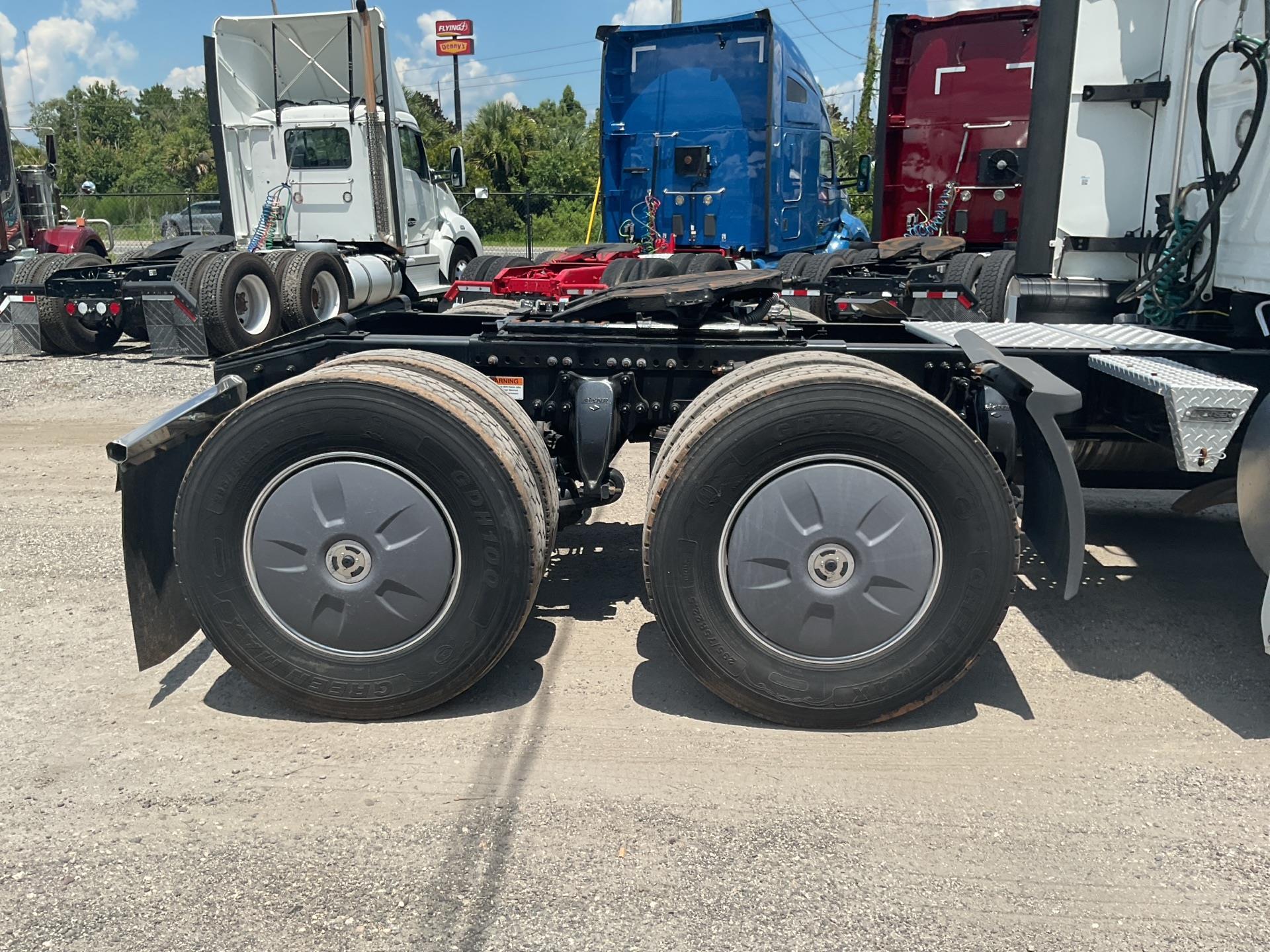 2021 Freightliner Cascadia 126
