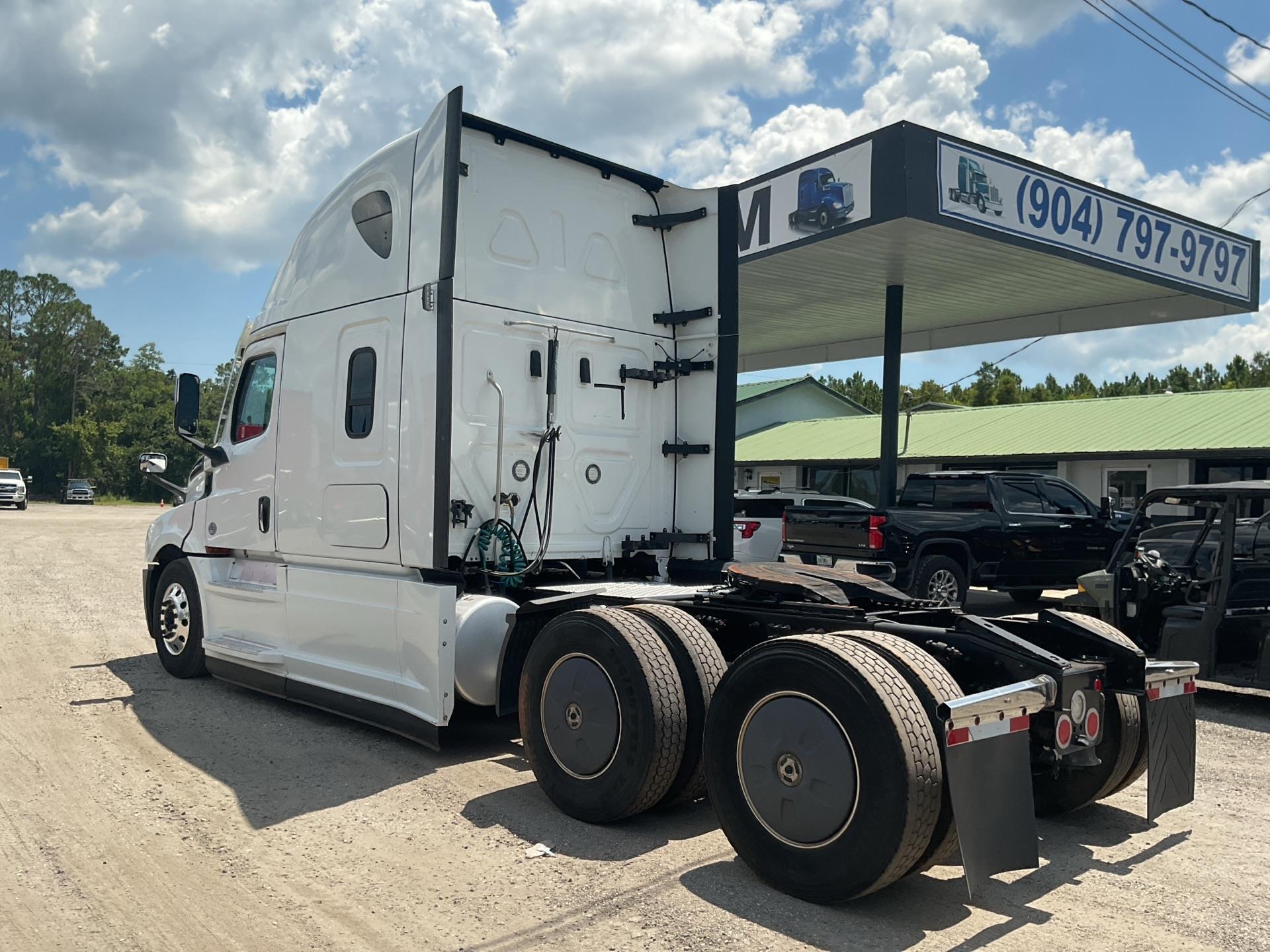 2021 Freightliner Cascadia 126