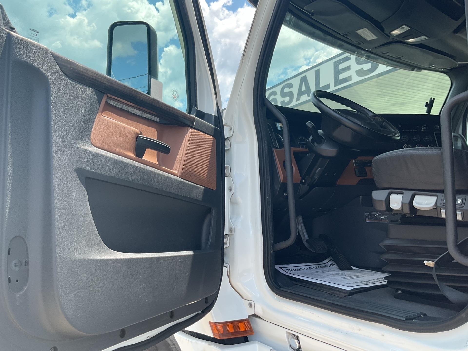 2021 Freightliner Cascadia 126