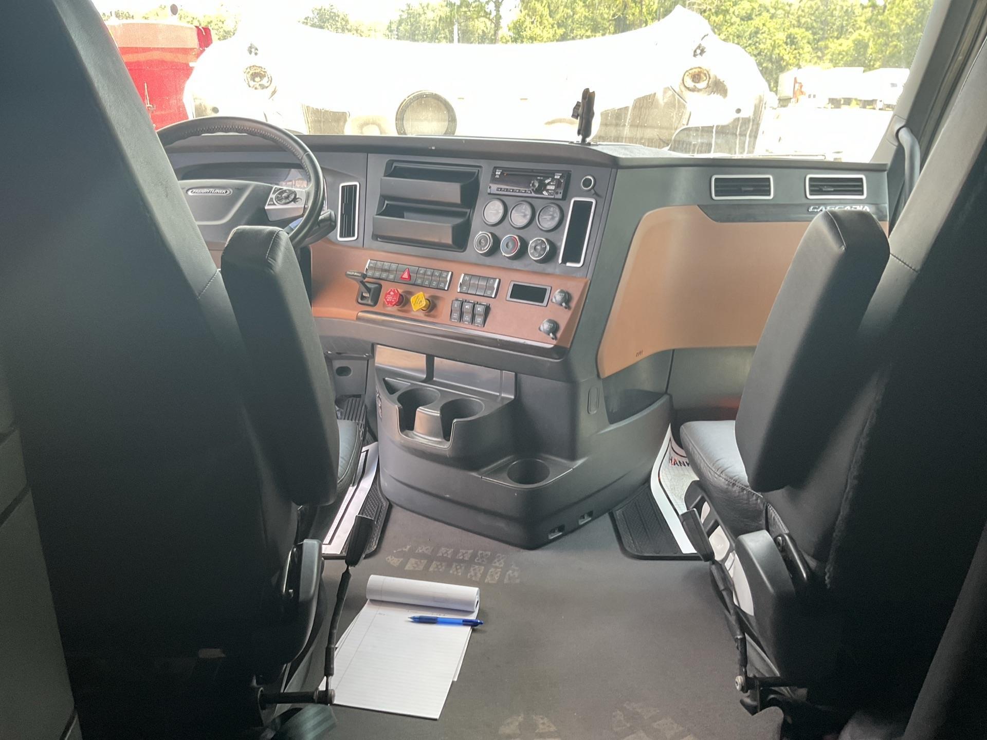 2021 Freightliner Cascadia 126