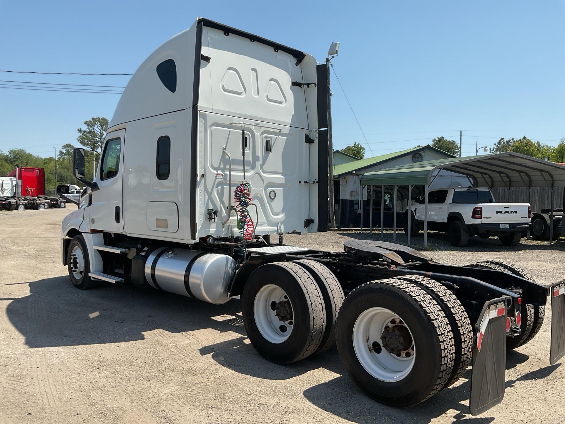2020 Freightliner CASCADIA 126