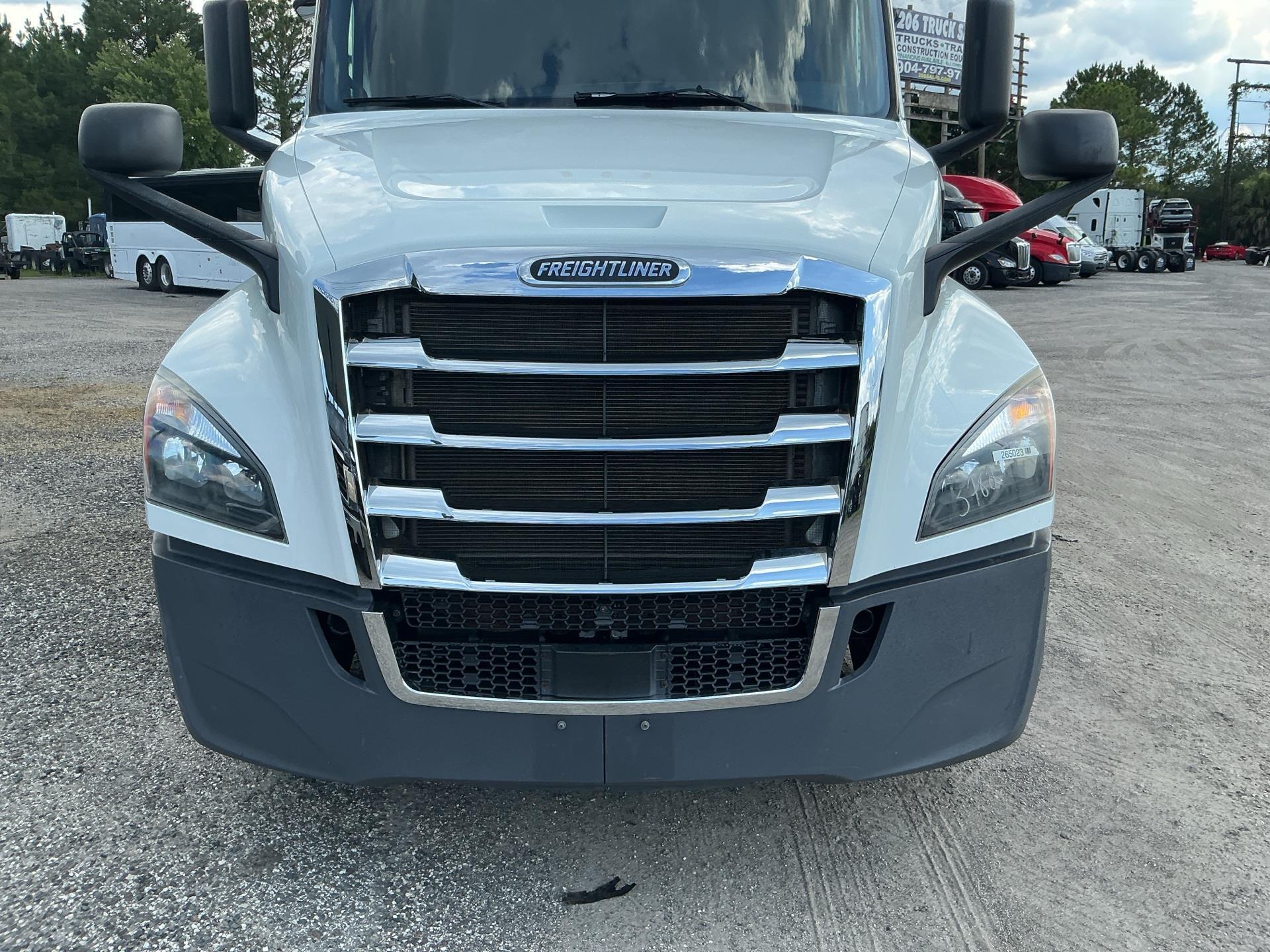 2020 Freightliner CASCADIA 126