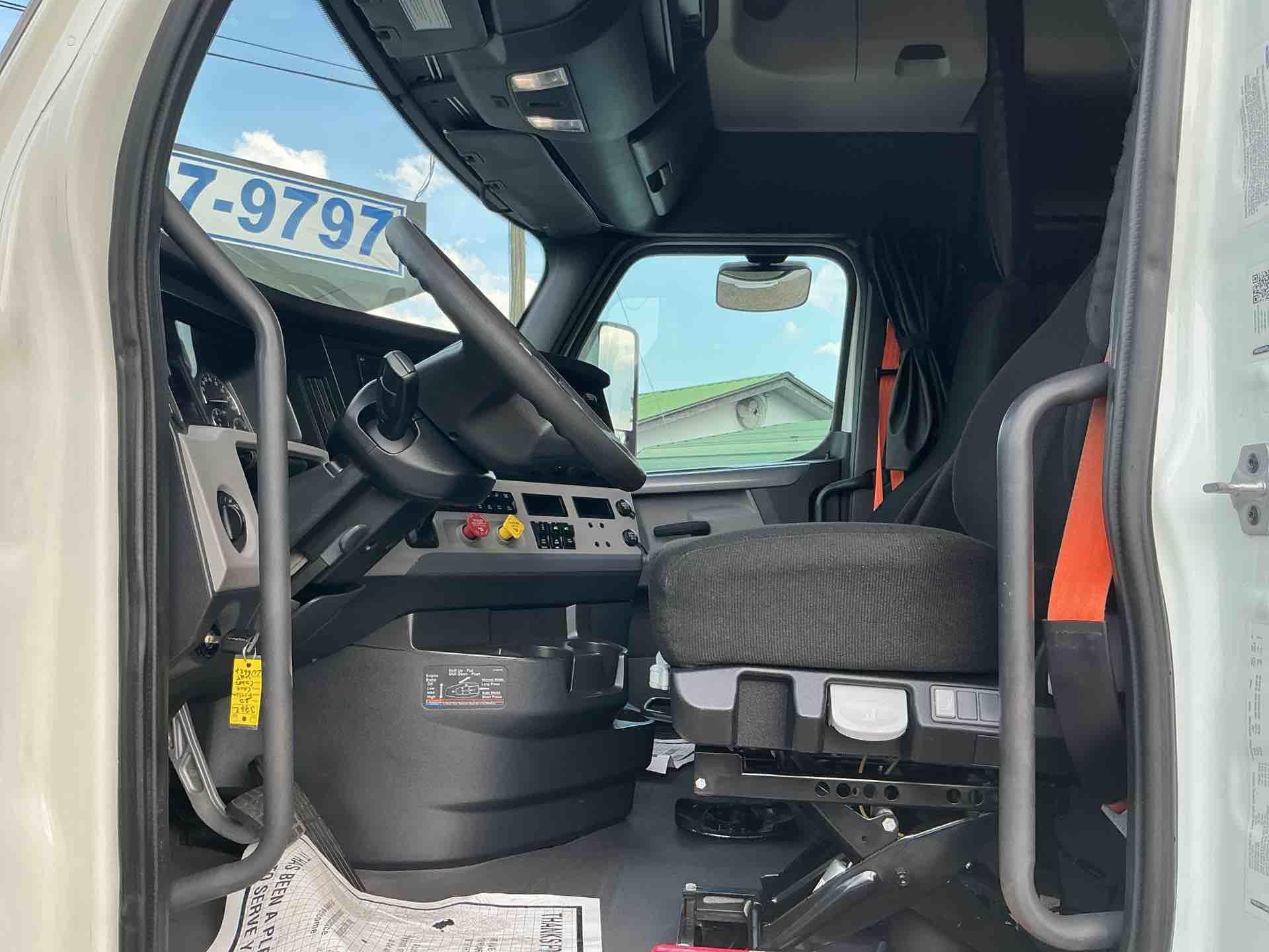 2020 Freightliner CASCADIA 126