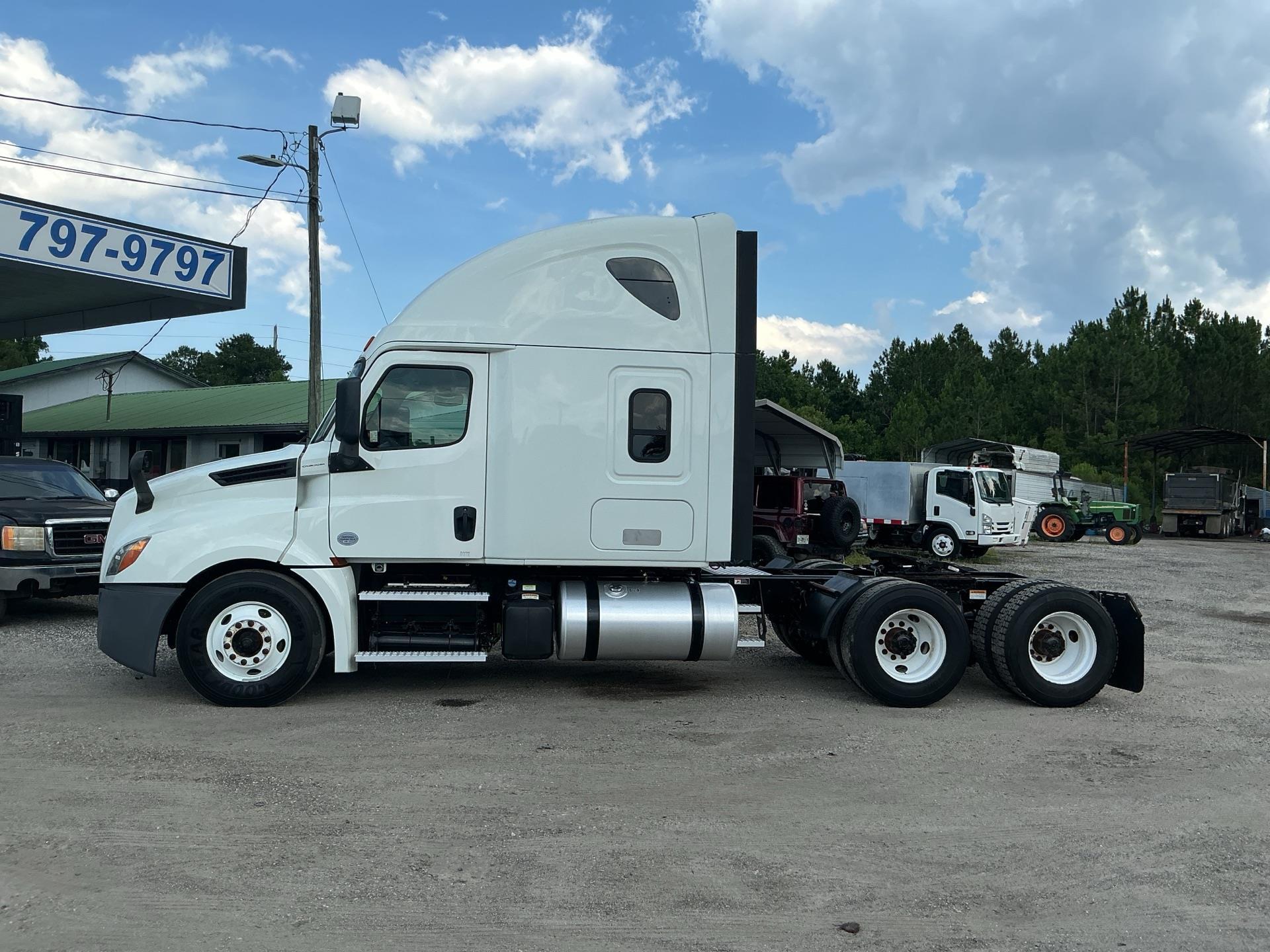 2020 Freightliner CASCADIA 126