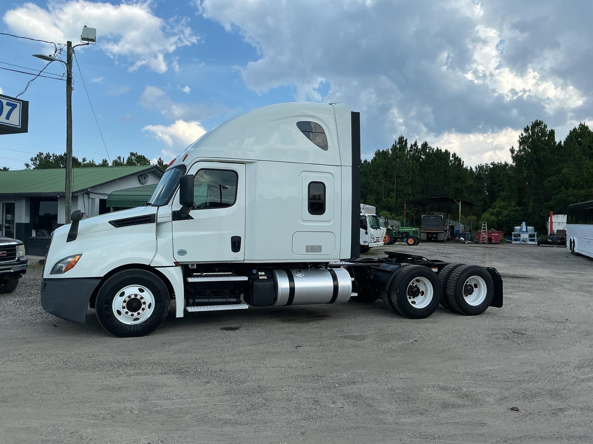 2020 Freightliner CASCADIA 126
