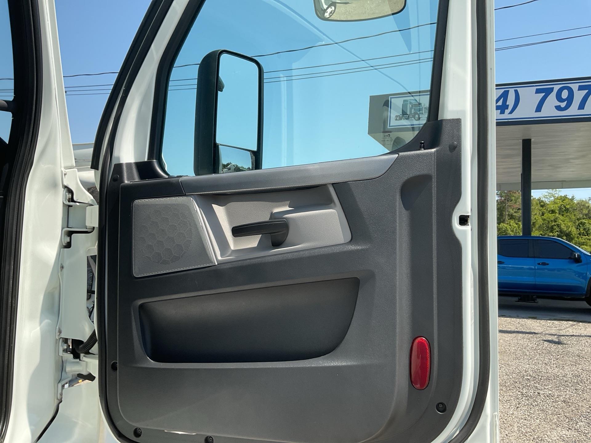 2020 Freightliner CASCADIA 126