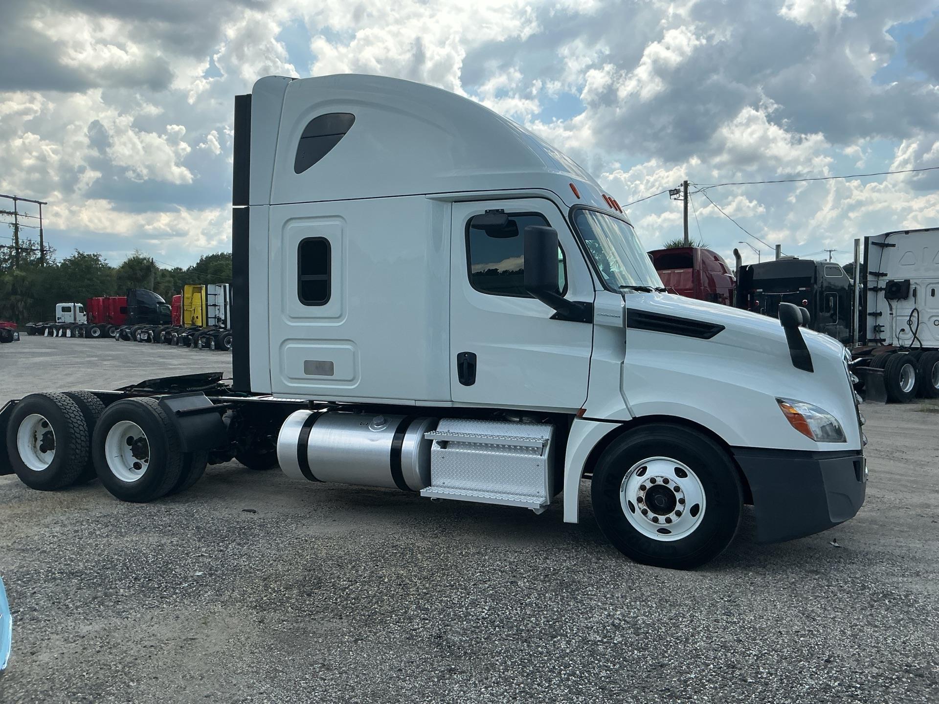 2020 Freightliner CASCADIA 126