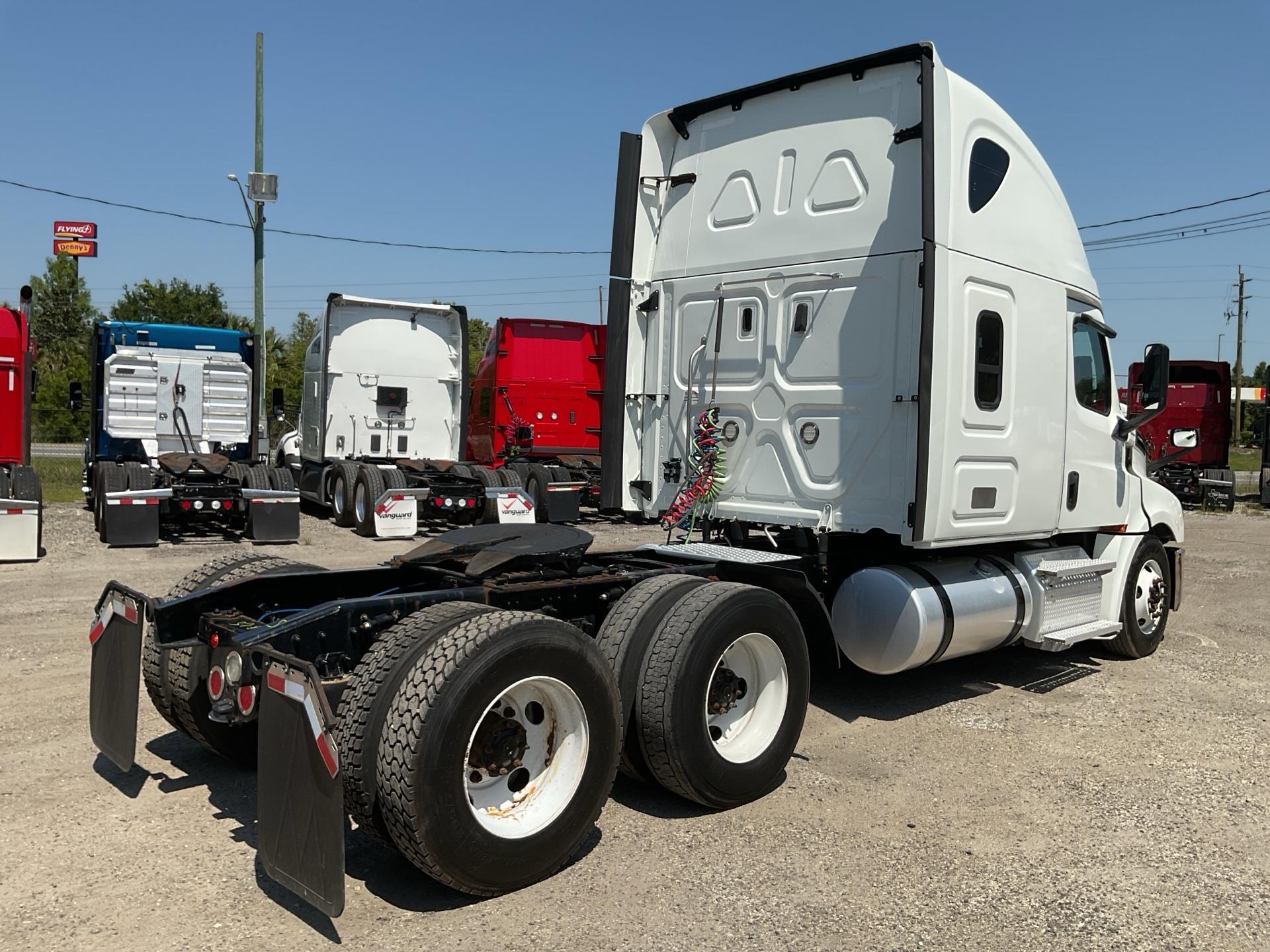 2020 Freightliner CASCADIA 126