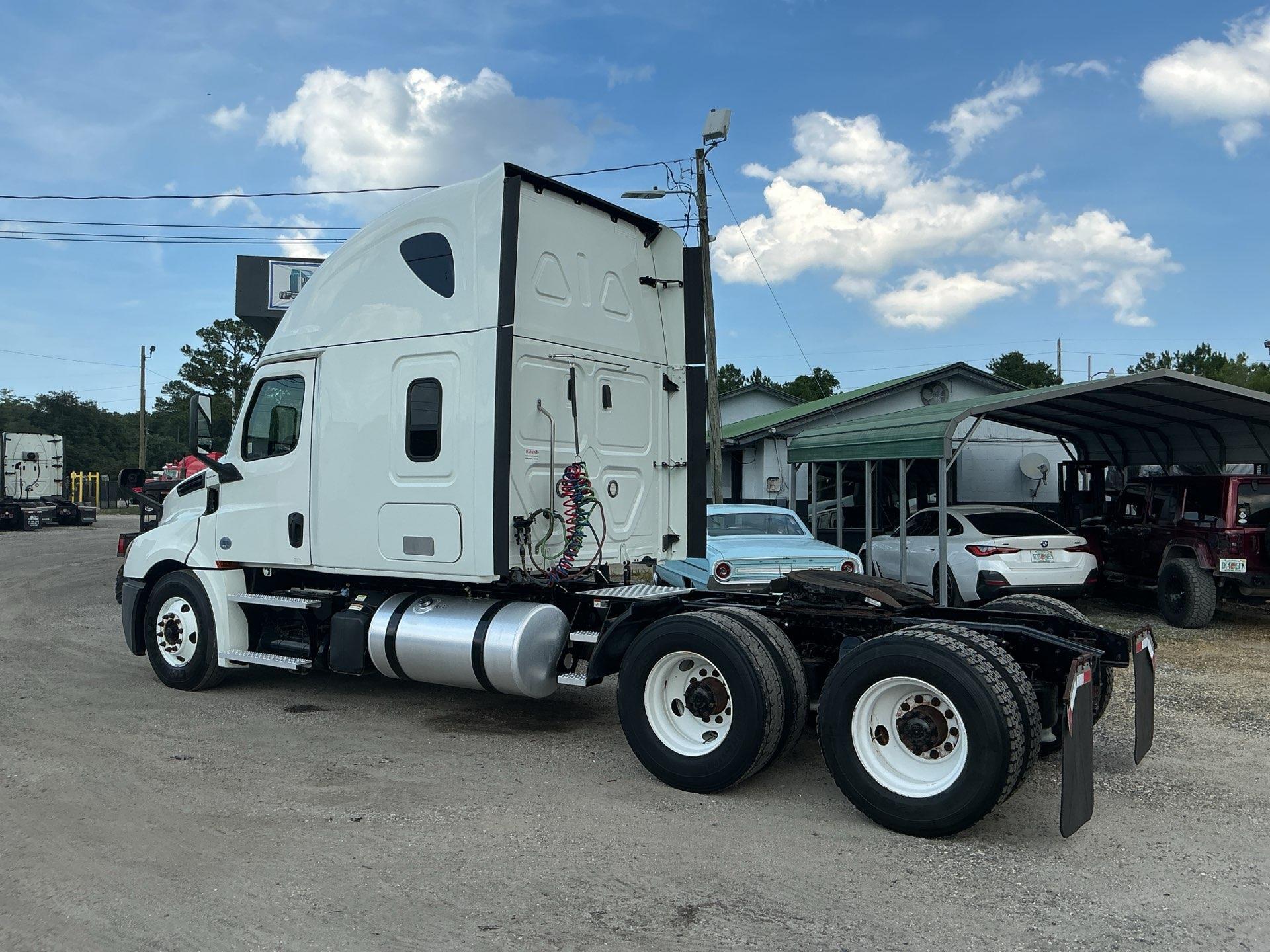 2020 Freightliner CASCADIA 126