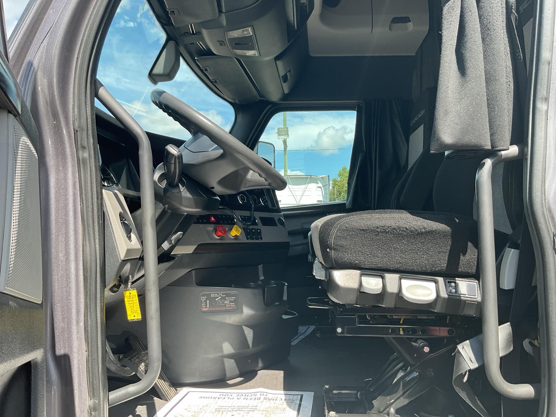 2019 Freightliner Cascadia 126