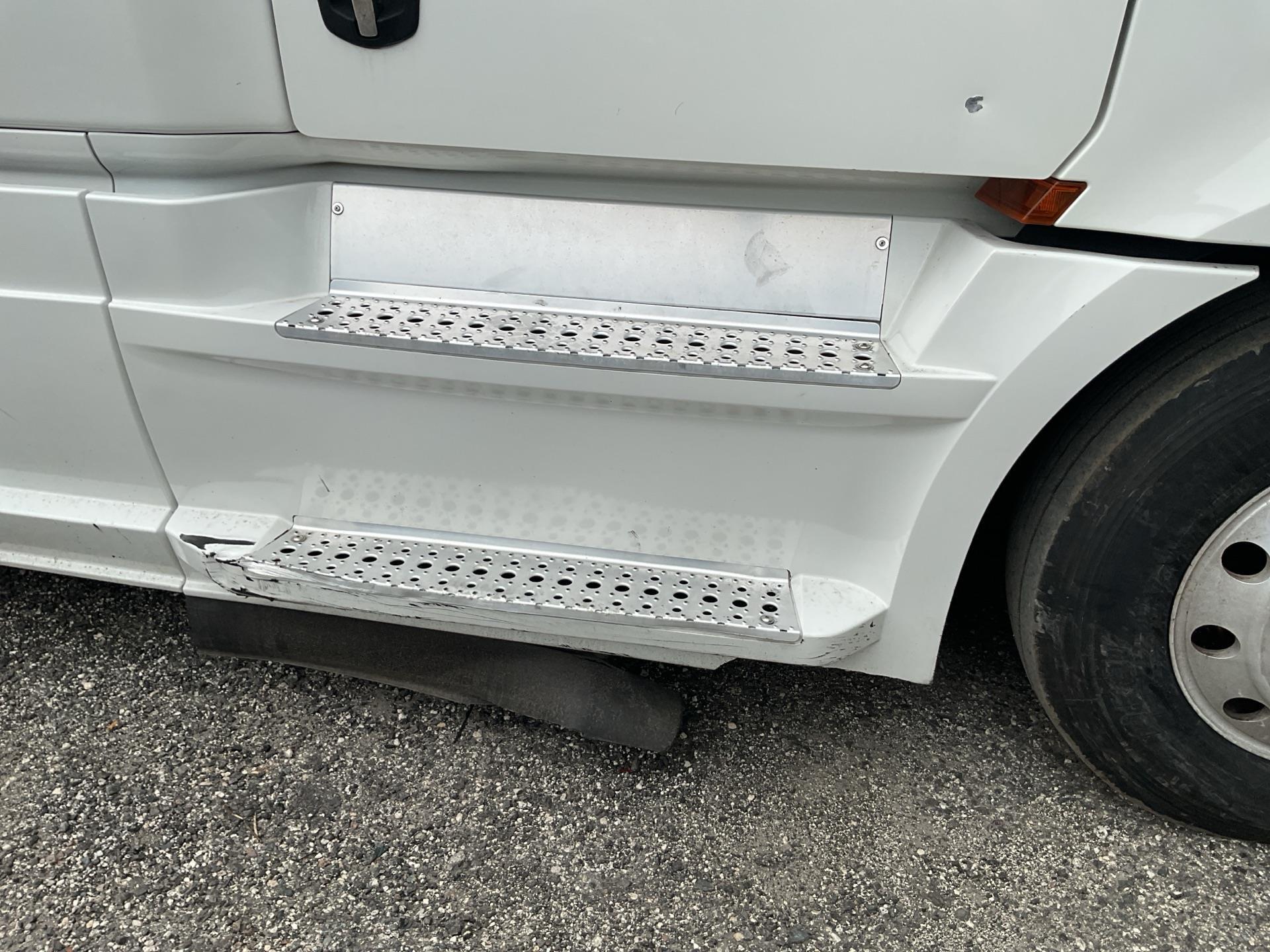 2021 Freightliner Cascadia 126