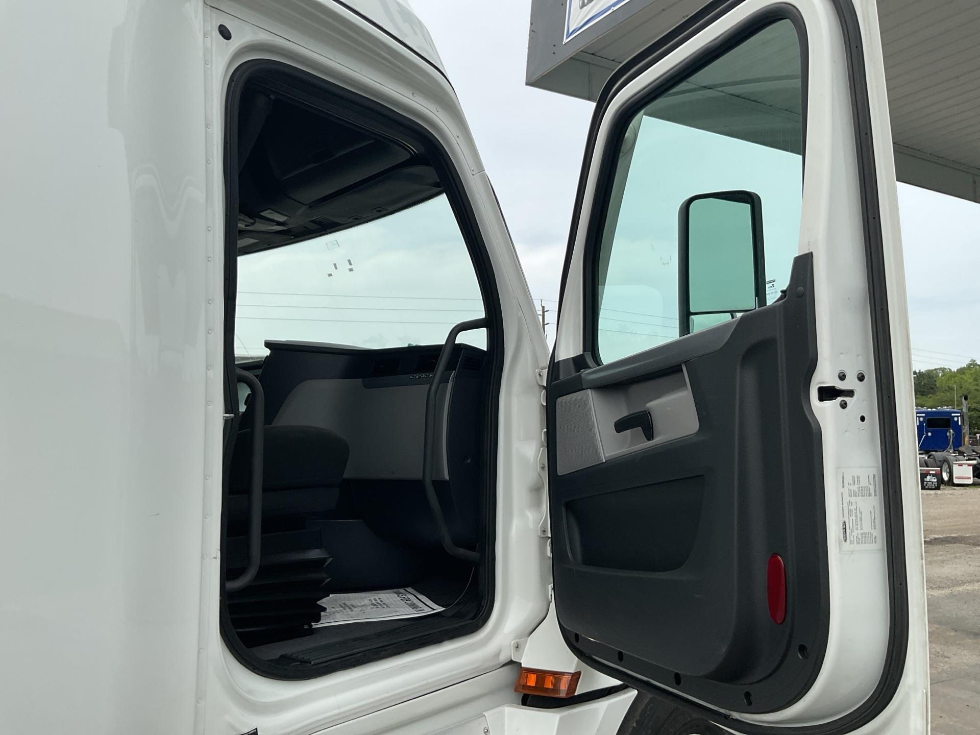 2021 Freightliner Cascadia 126