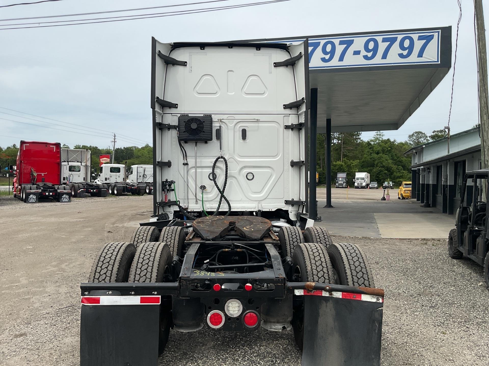 2021 Freightliner Cascadia 126