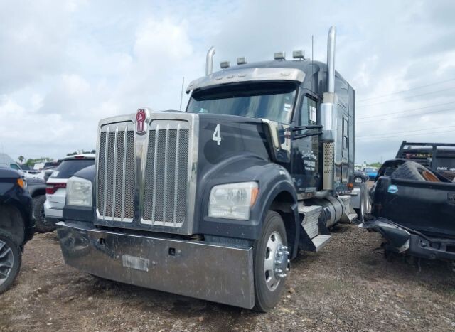 2020 Kenworth W990