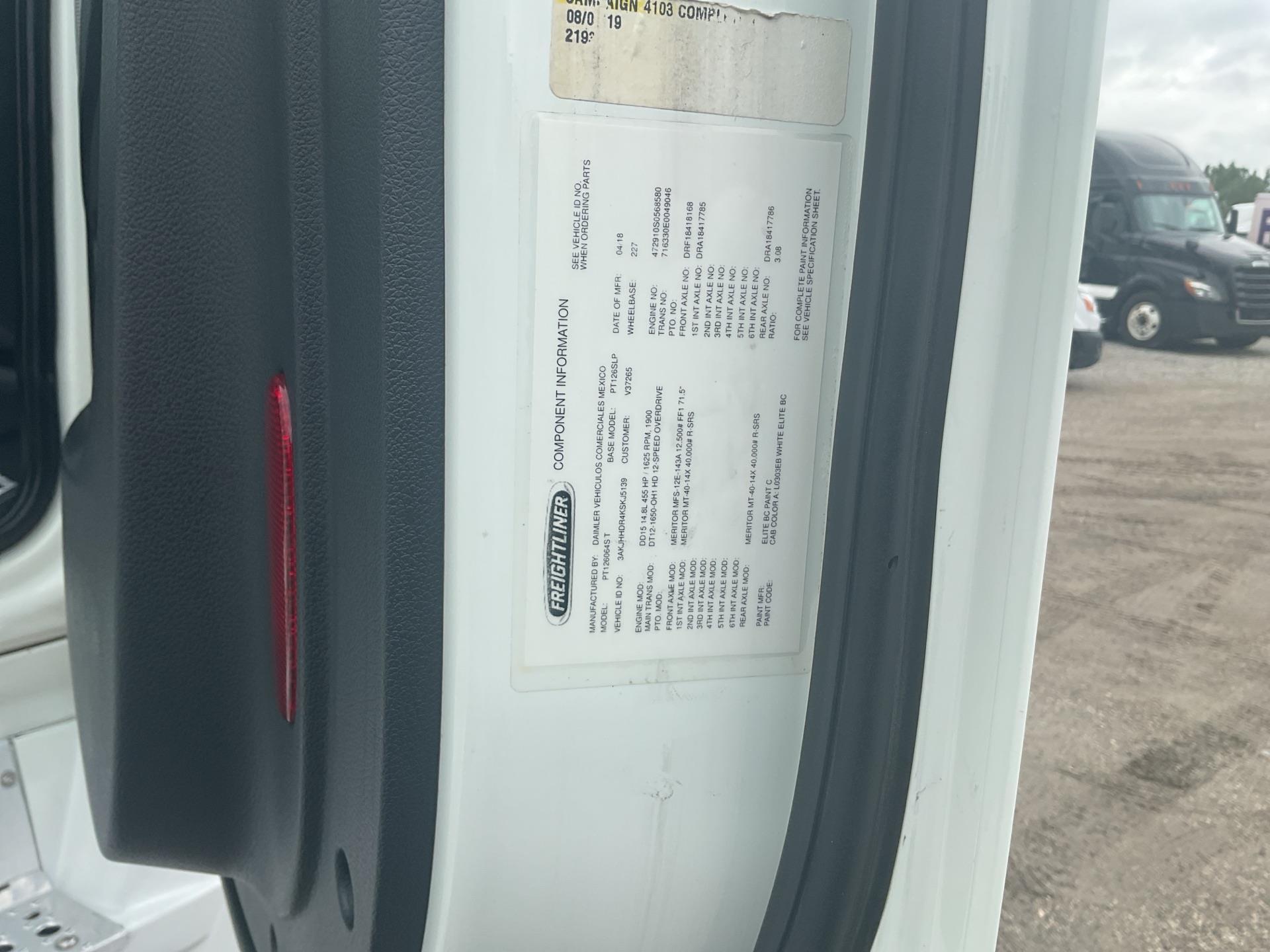 2019 Freightliner Cascadia 126