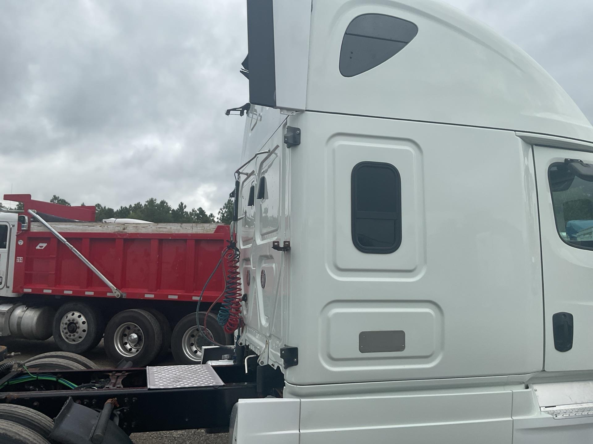 2019 Freightliner Cascadia 126